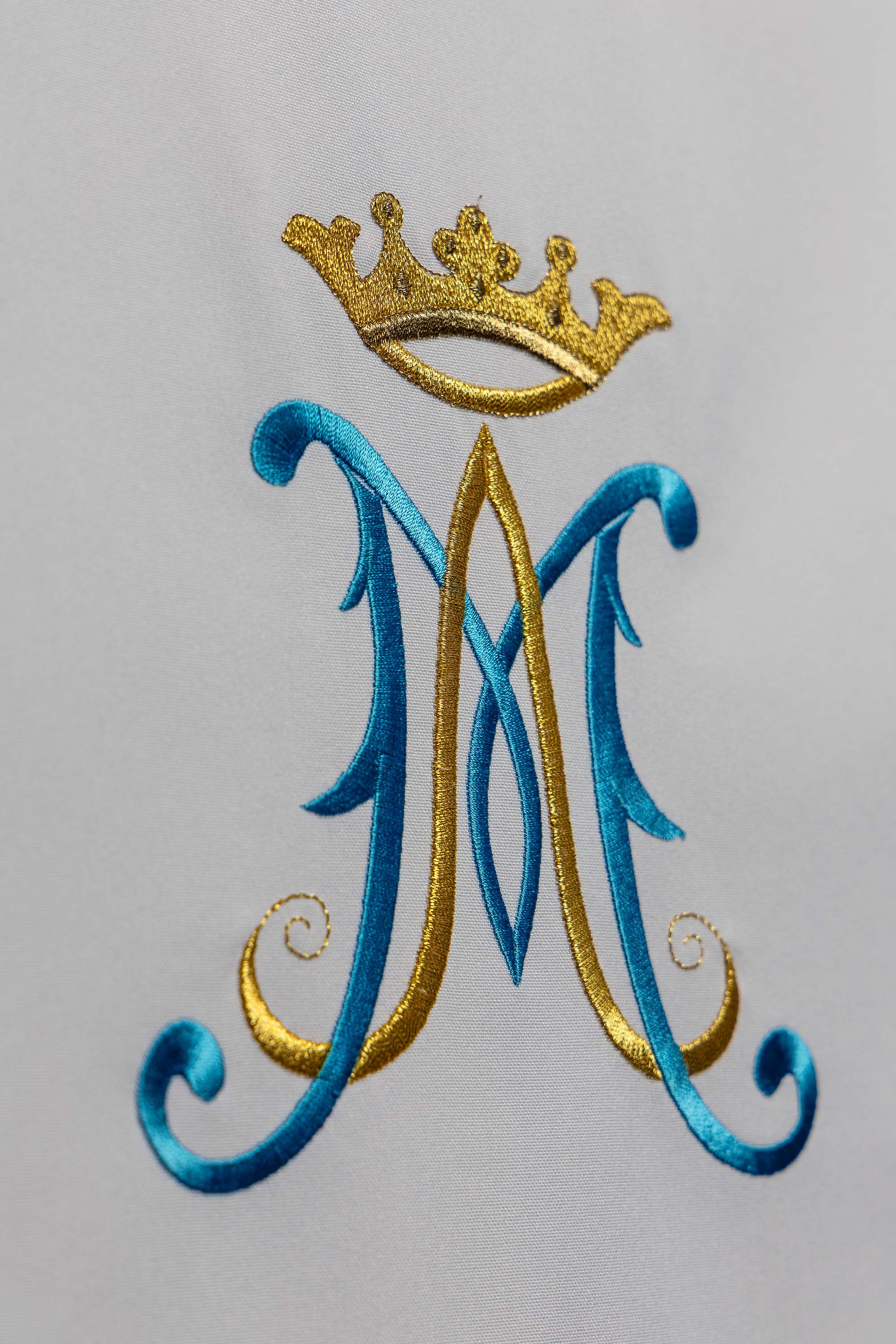 Blanc voile de lutrin brodée avec motif marial
