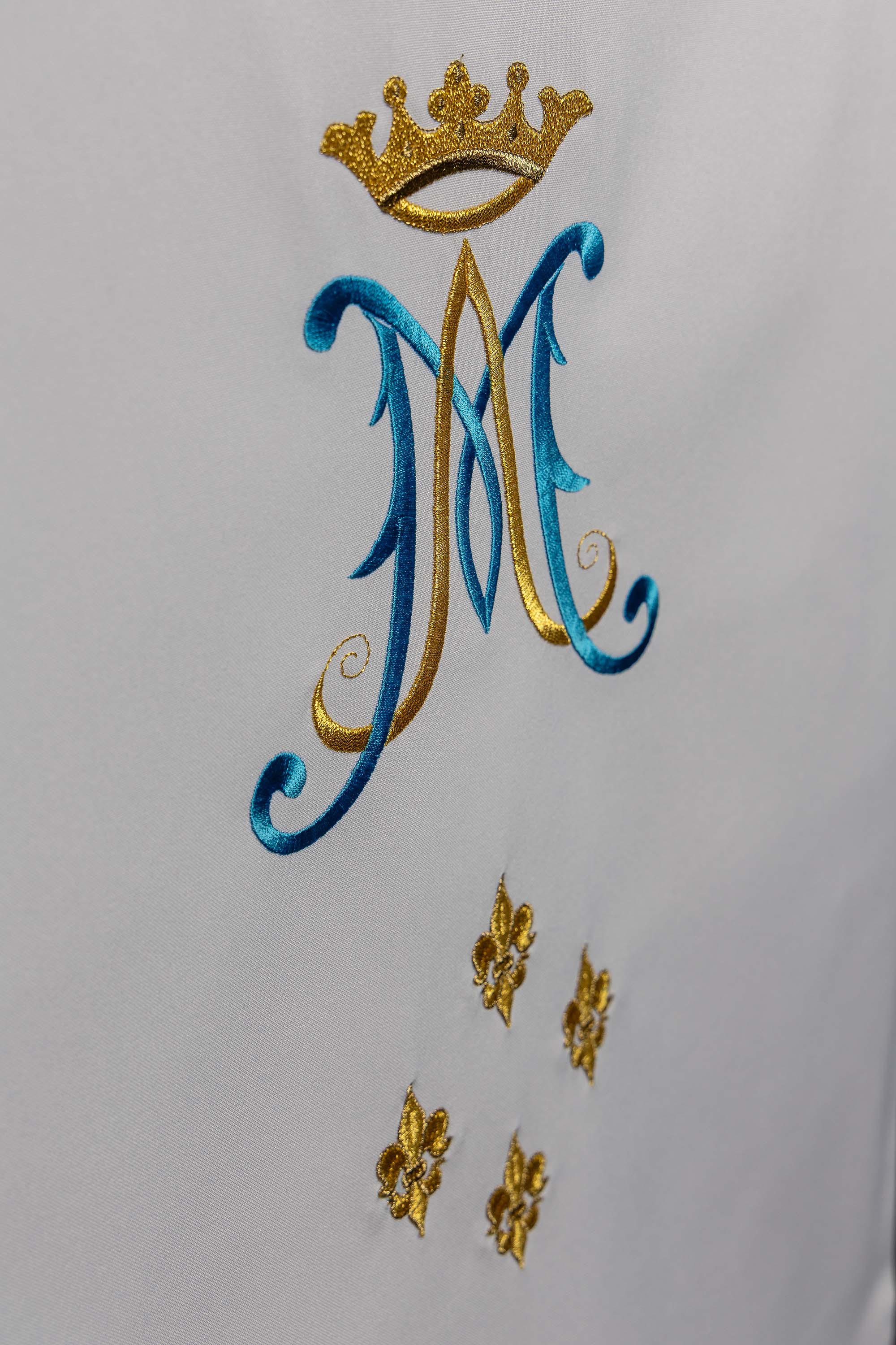 Blanc voile de lutrin brodée avec motif marial