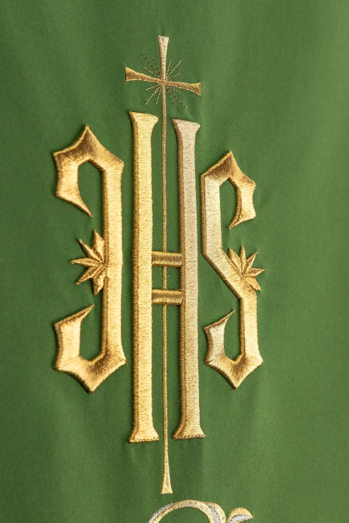 Parement d’ambon vert avec IHS brodé et ornement végétal