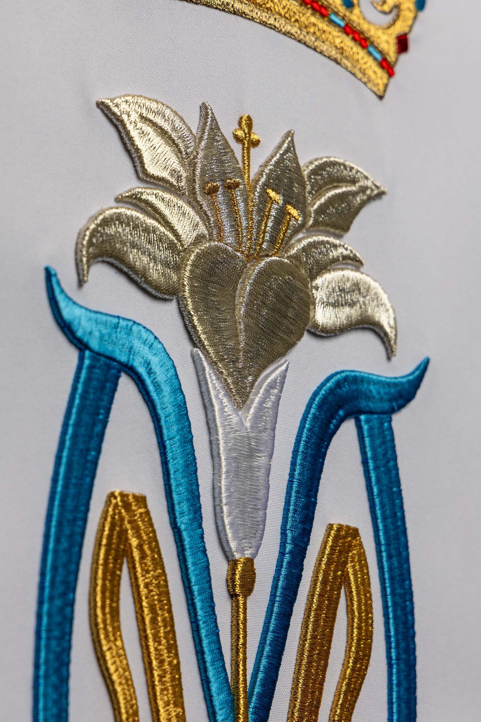 Blanc voile de lutrin brodée avec motif marial