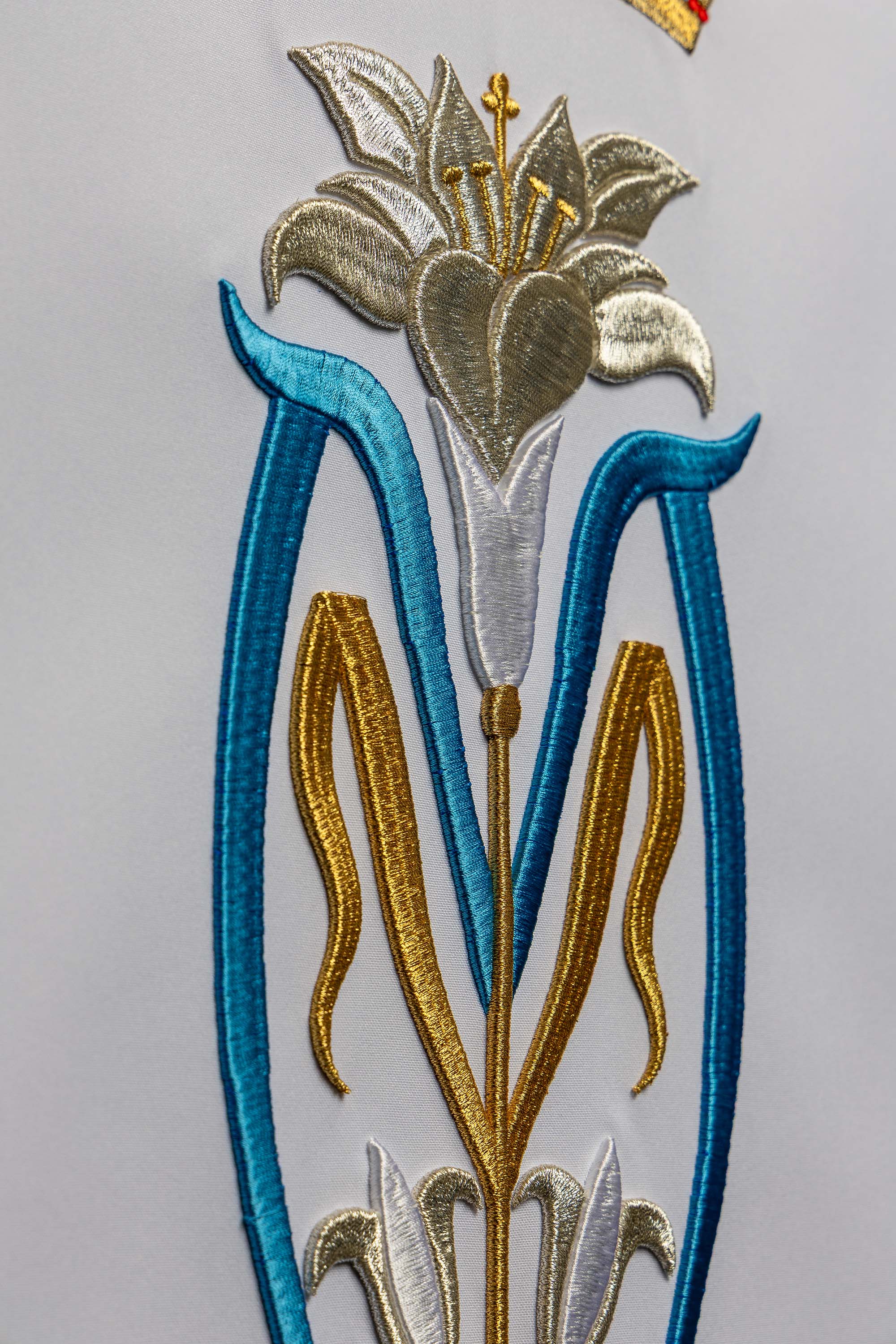 Blanc voile de lutrin brodée avec motif marial