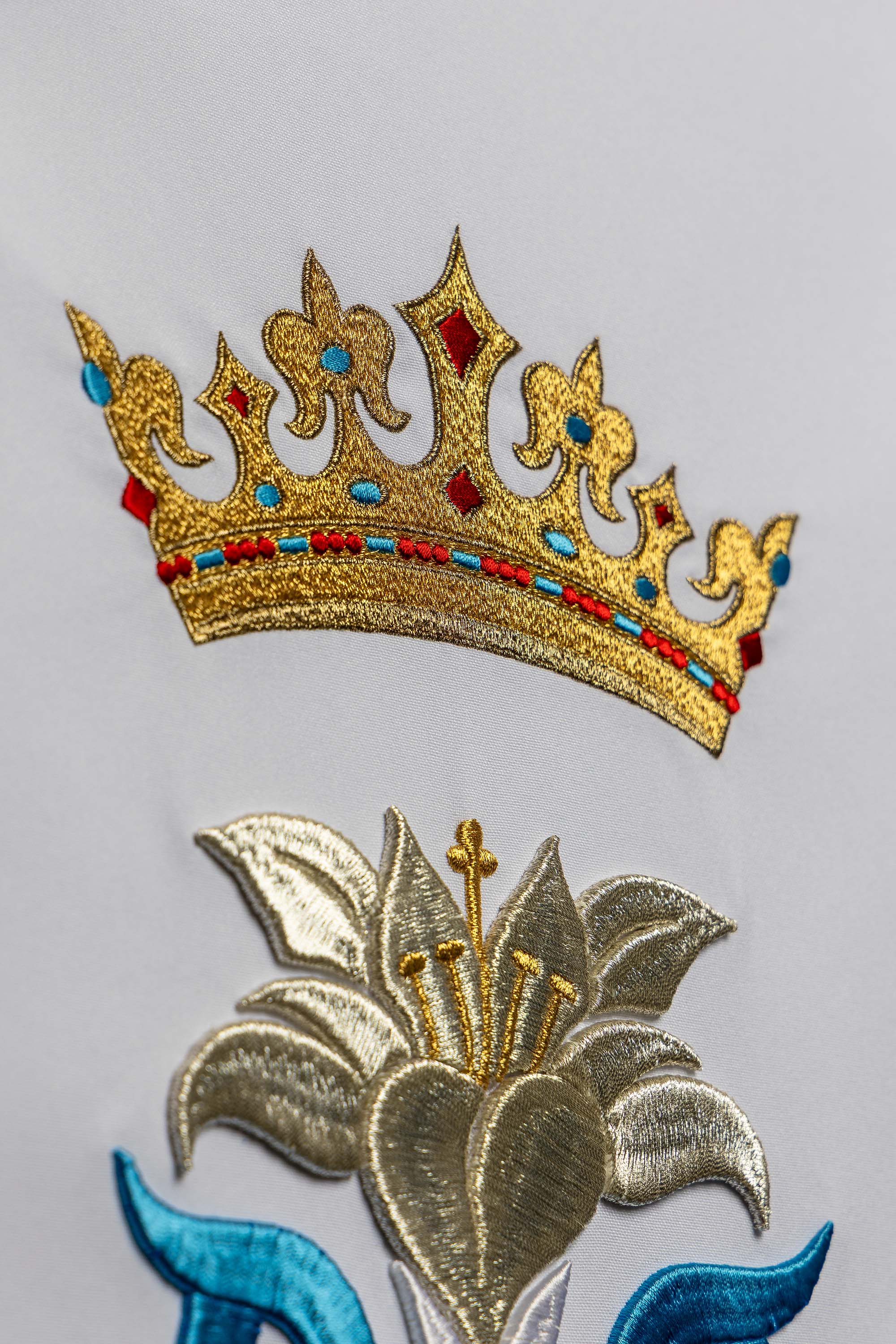 Blanc voile de lutrin brodée avec motif marial