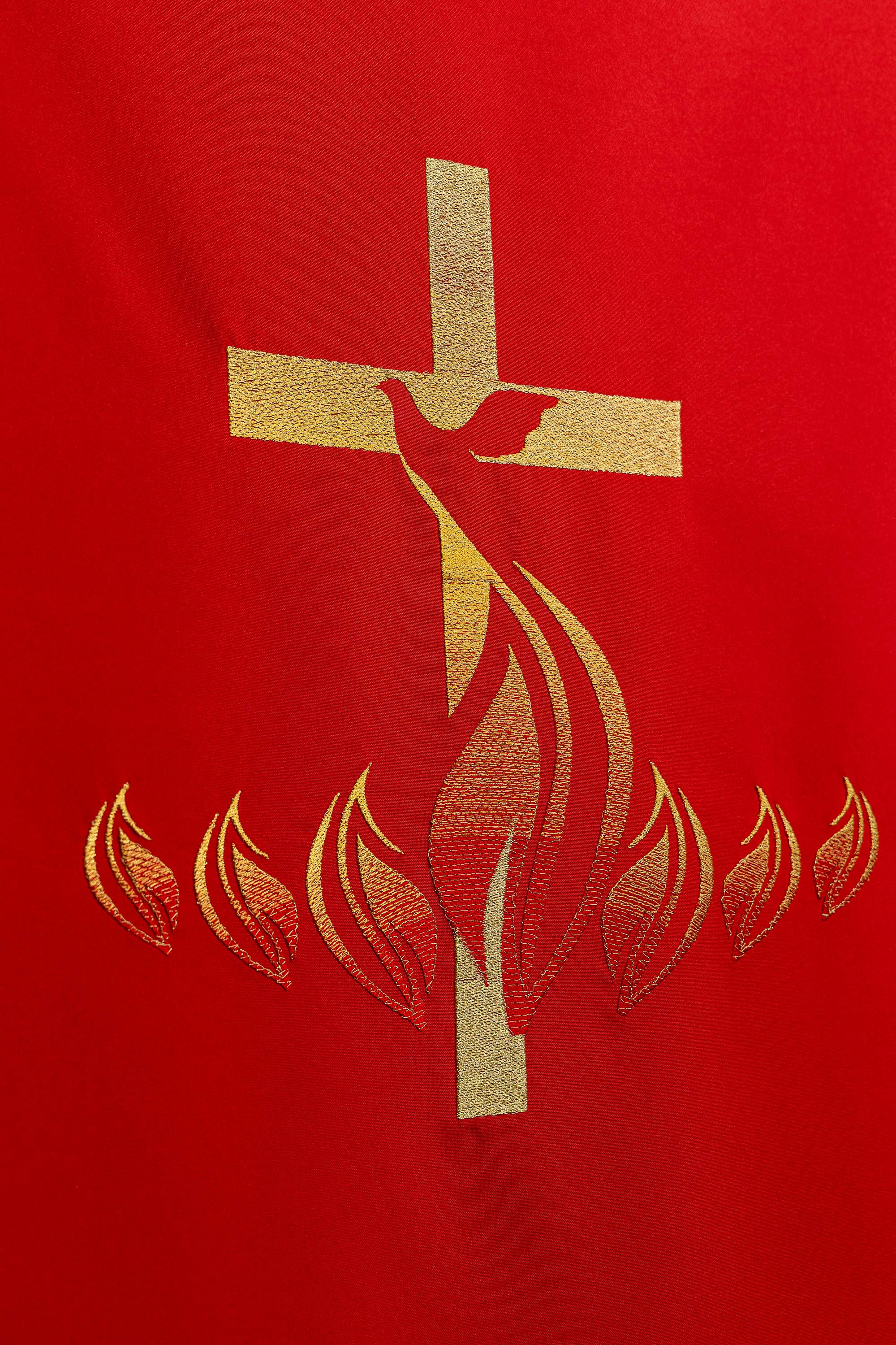 Rouge voile de lutrin brodé avec le symbole de la croix et du feu