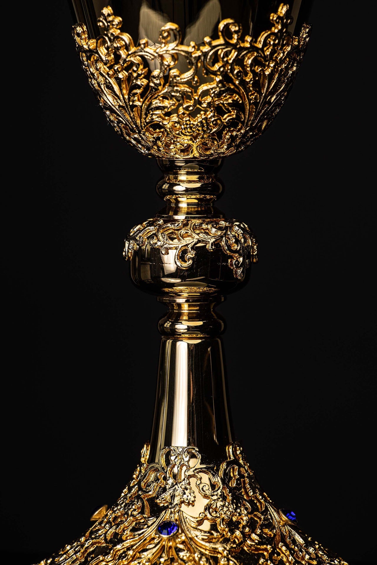 Calice de messe artisanal plaqué or orné de saphirs