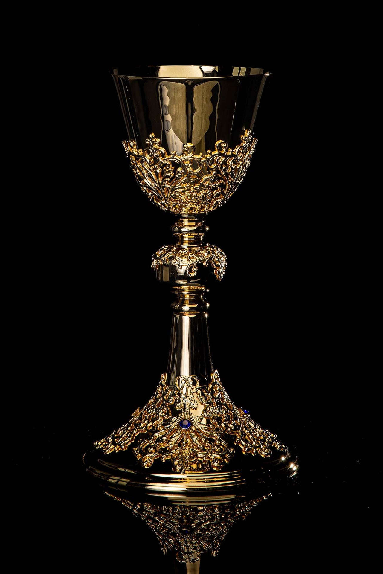 Calice de messe artisanal plaqué or orné de saphirs