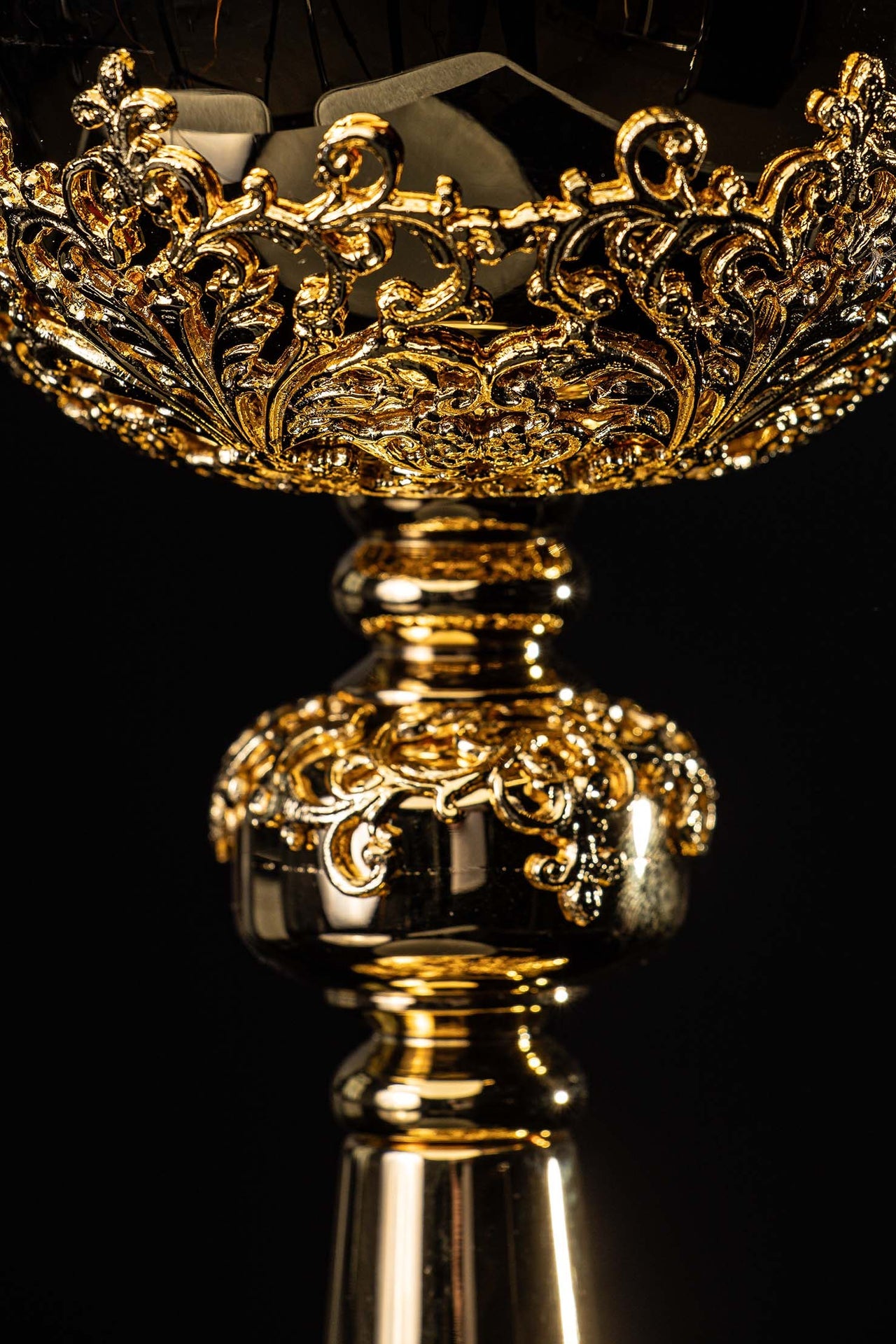 Ciboire liturgique artisanal plaqué or orné de saphirs