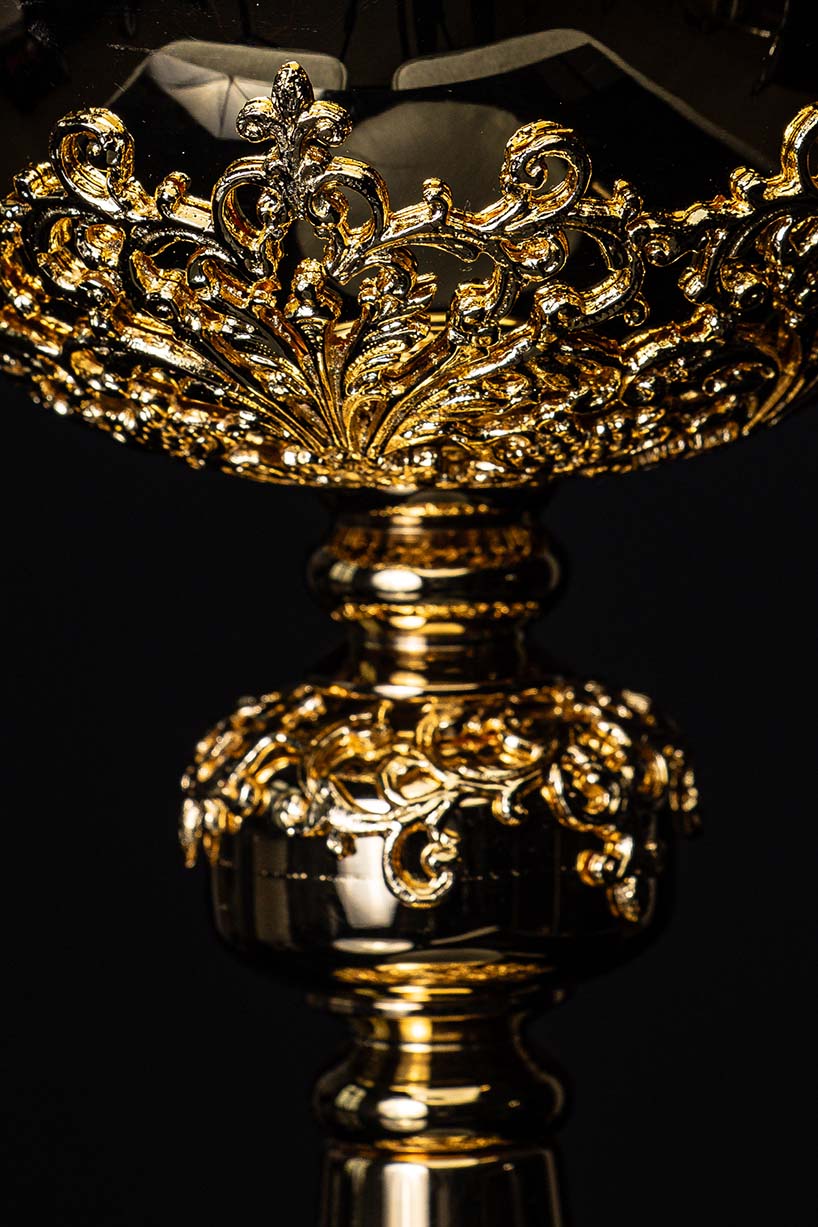 Ciboire liturgique artisanal plaqué or orné de saphirs