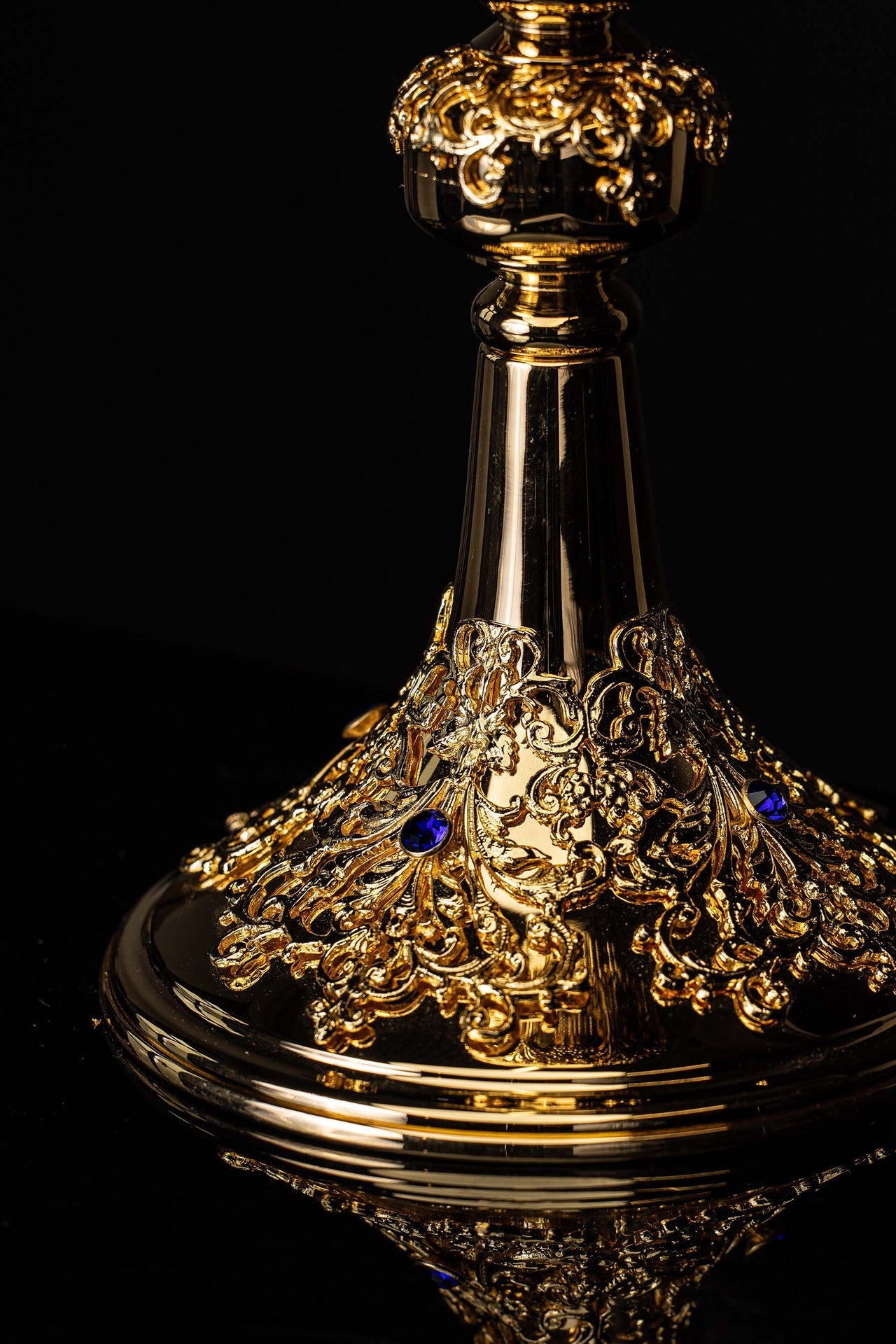 Ciboire liturgique artisanal plaqué or orné de saphirs