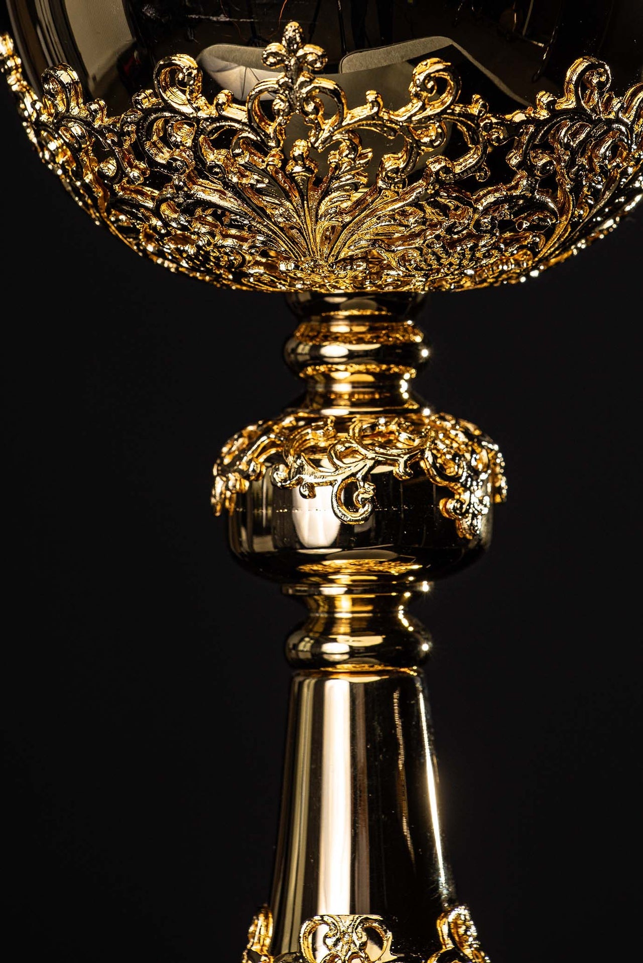 Ciboire liturgique artisanal plaqué or orné de saphirs