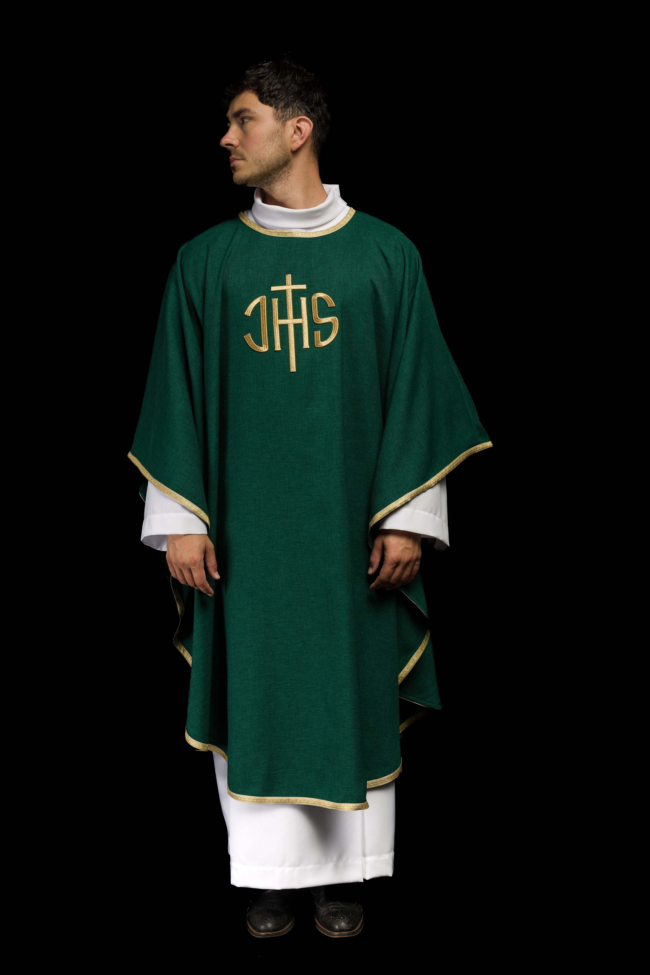 Chasuble liturgique verte avec broderie dorée IHS