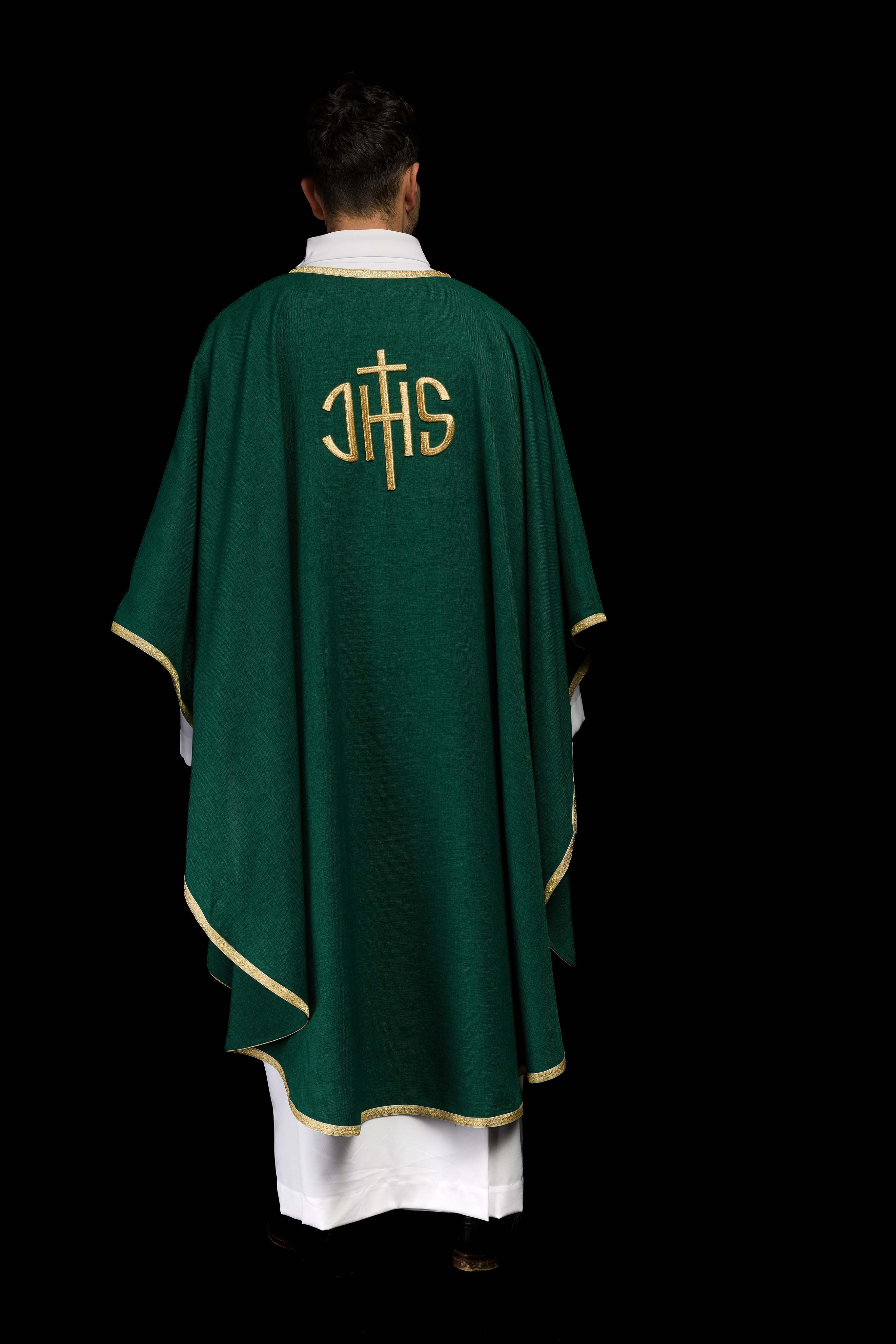 Chasuble liturgique verte avec broderie dorée IHS