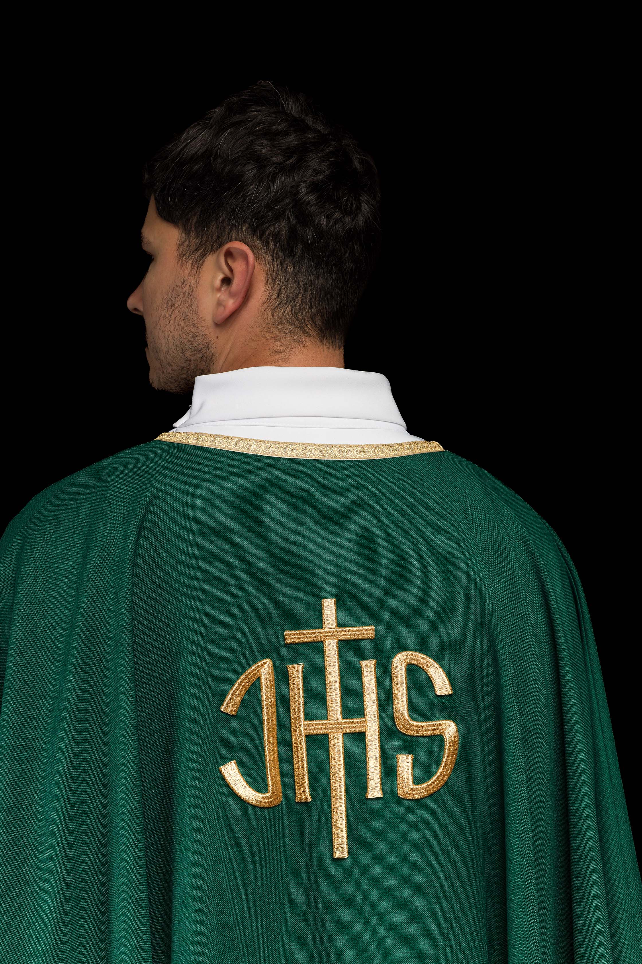 Chasuble liturgique verte avec broderie dorée IHS