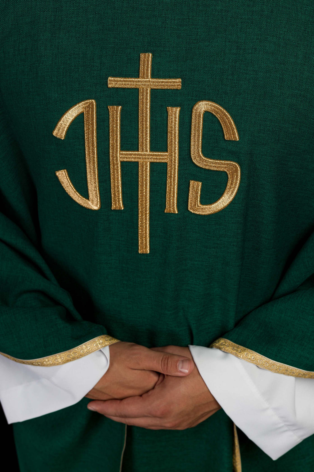 Chasuble liturgique verte avec broderie dorée IHS