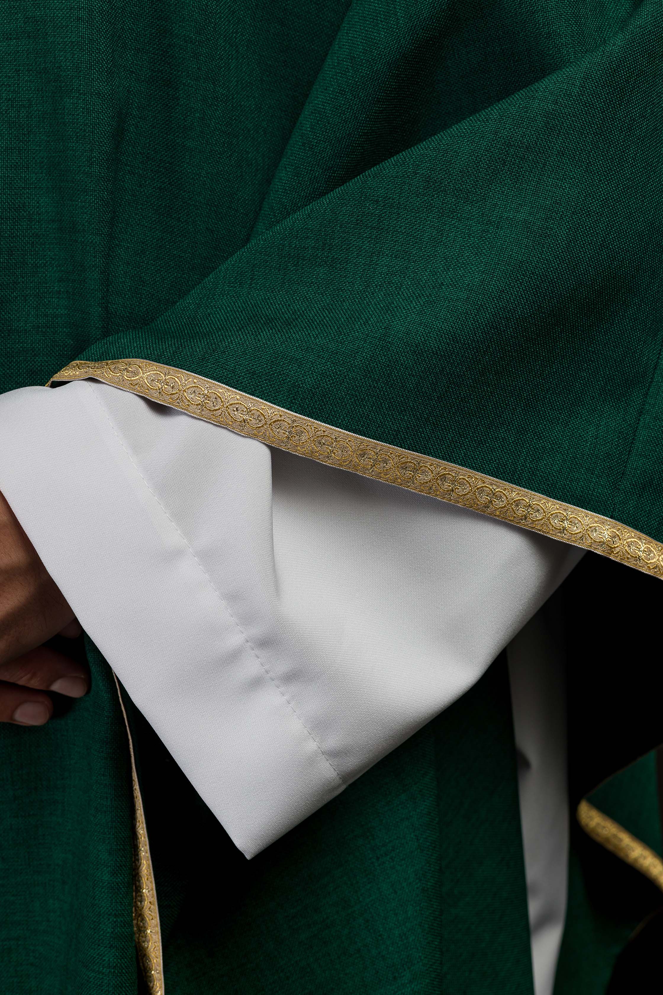 Chasuble liturgique verte avec broderie dorée IHS