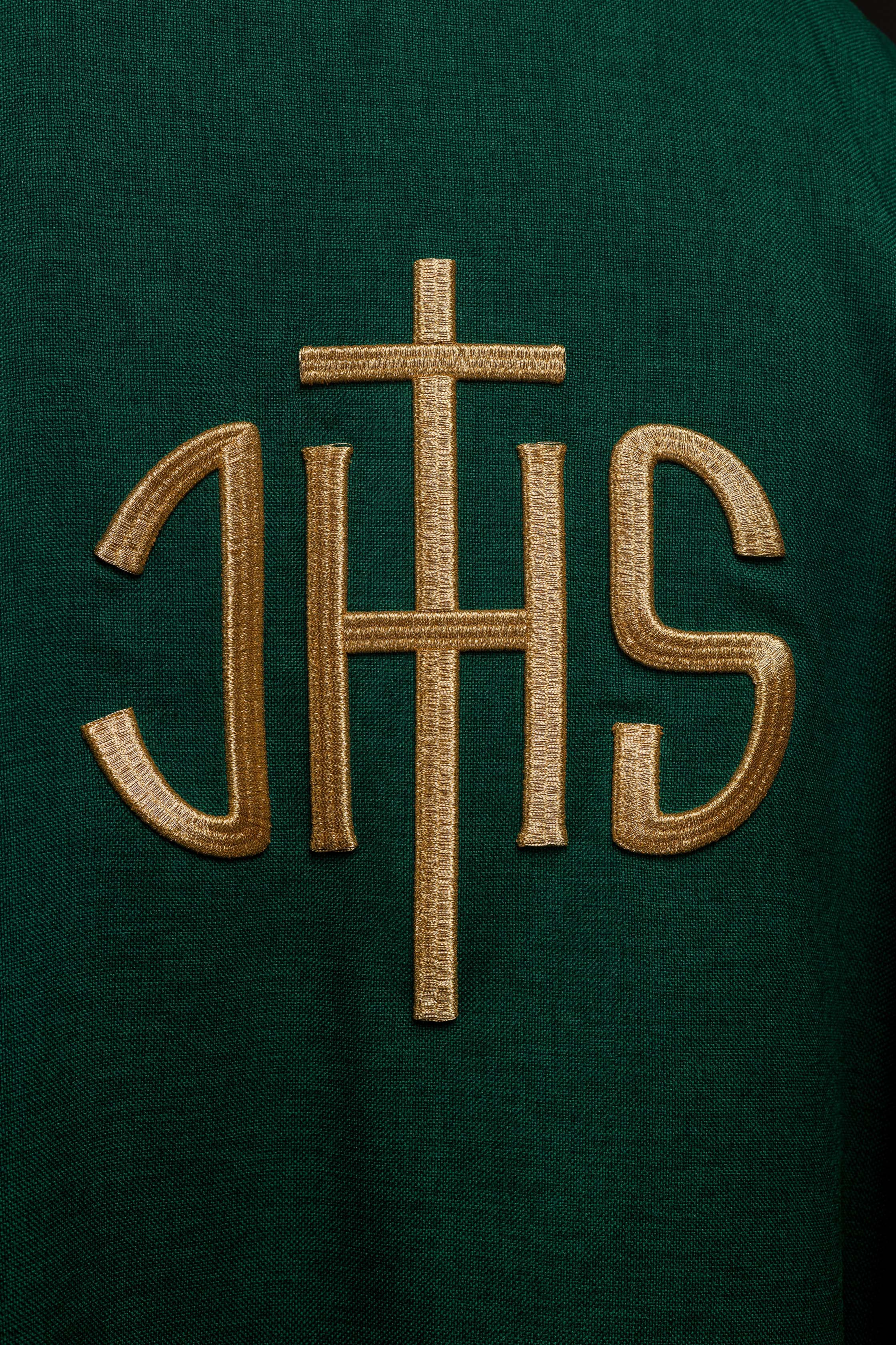 Chasuble liturgique verte avec broderie dorée IHS