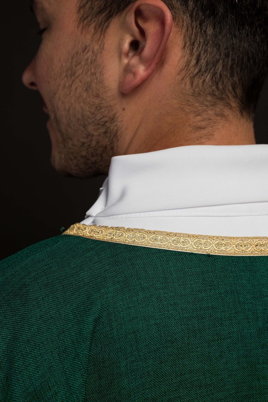 Chasuble liturgique verte avec broderie dorée IHS