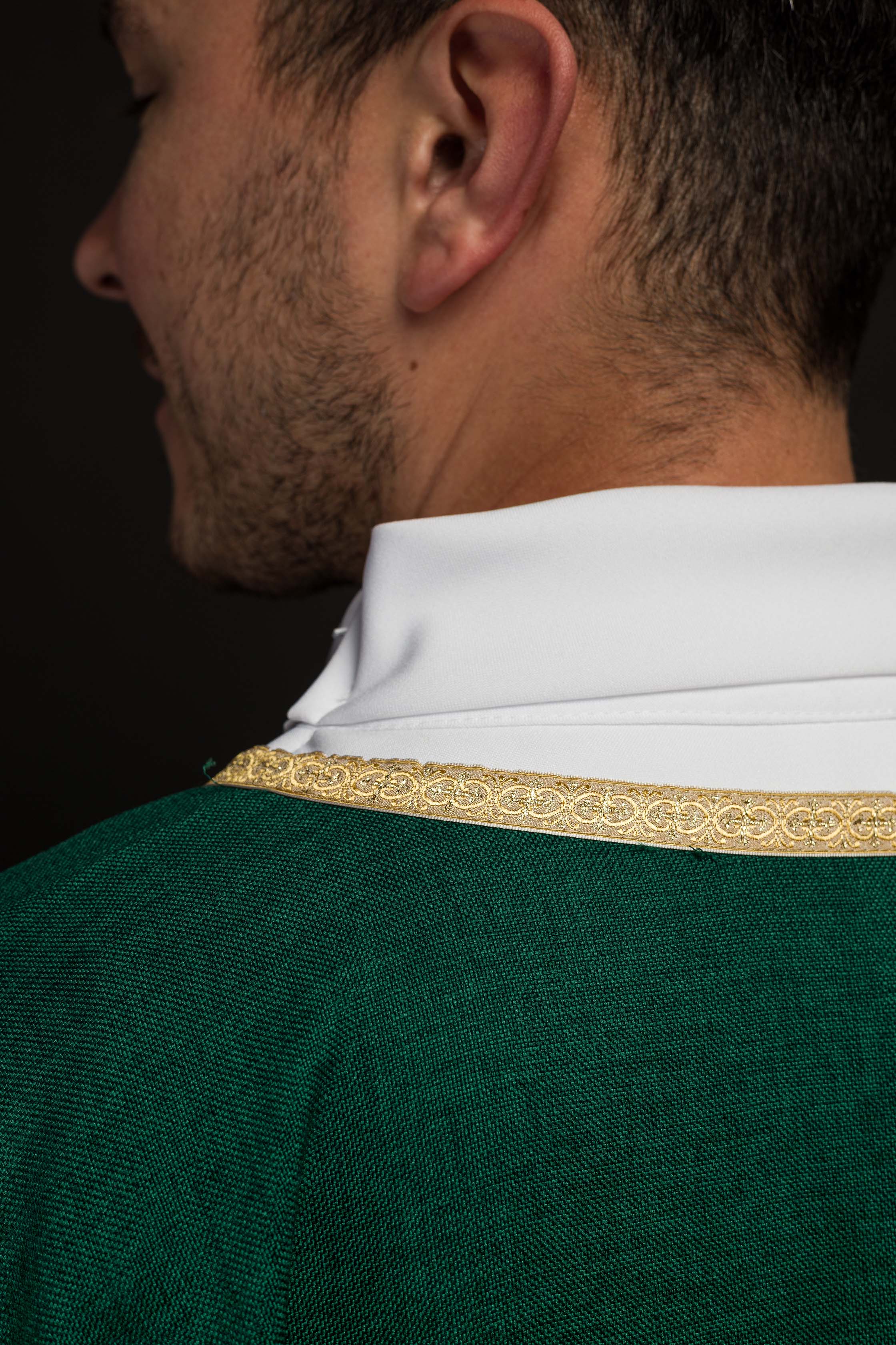 Chasuble liturgique verte avec broderie dorée IHS