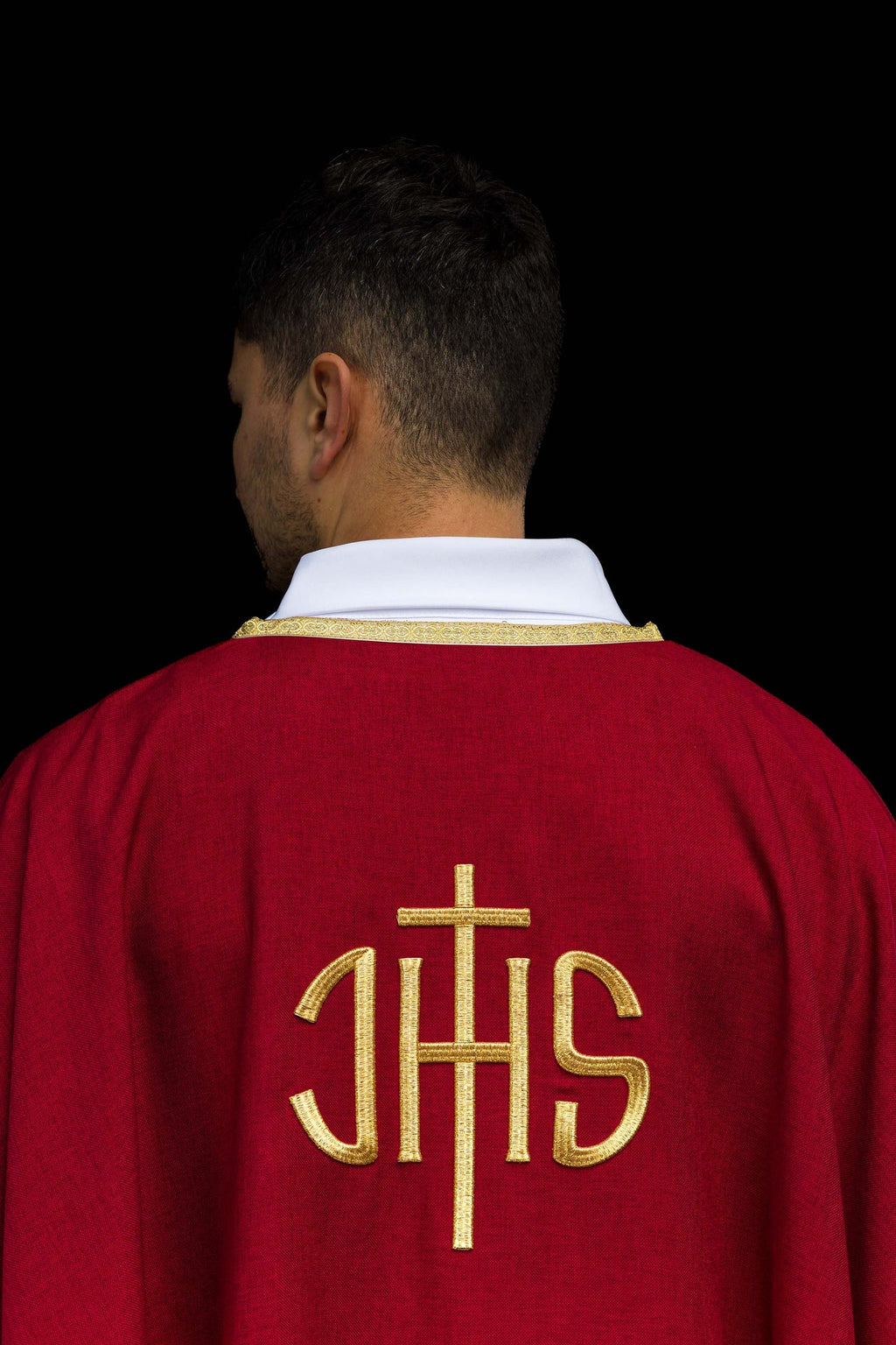 Chasuble liturgique rouge avec broderie dorée IHS