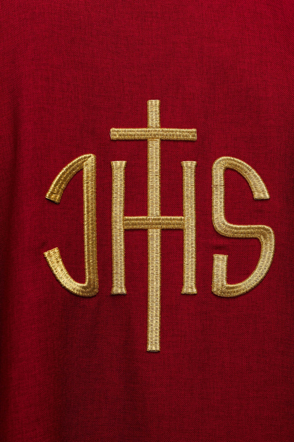 Chasuble liturgique rouge avec broderie dorée IHS
