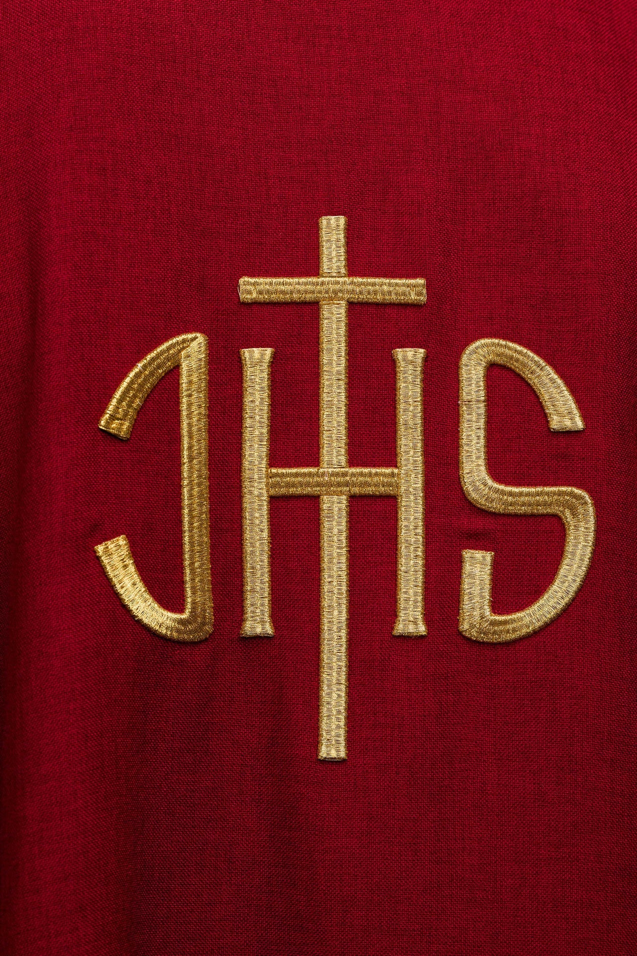 Chasuble liturgique rouge avec broderie dorée IHS