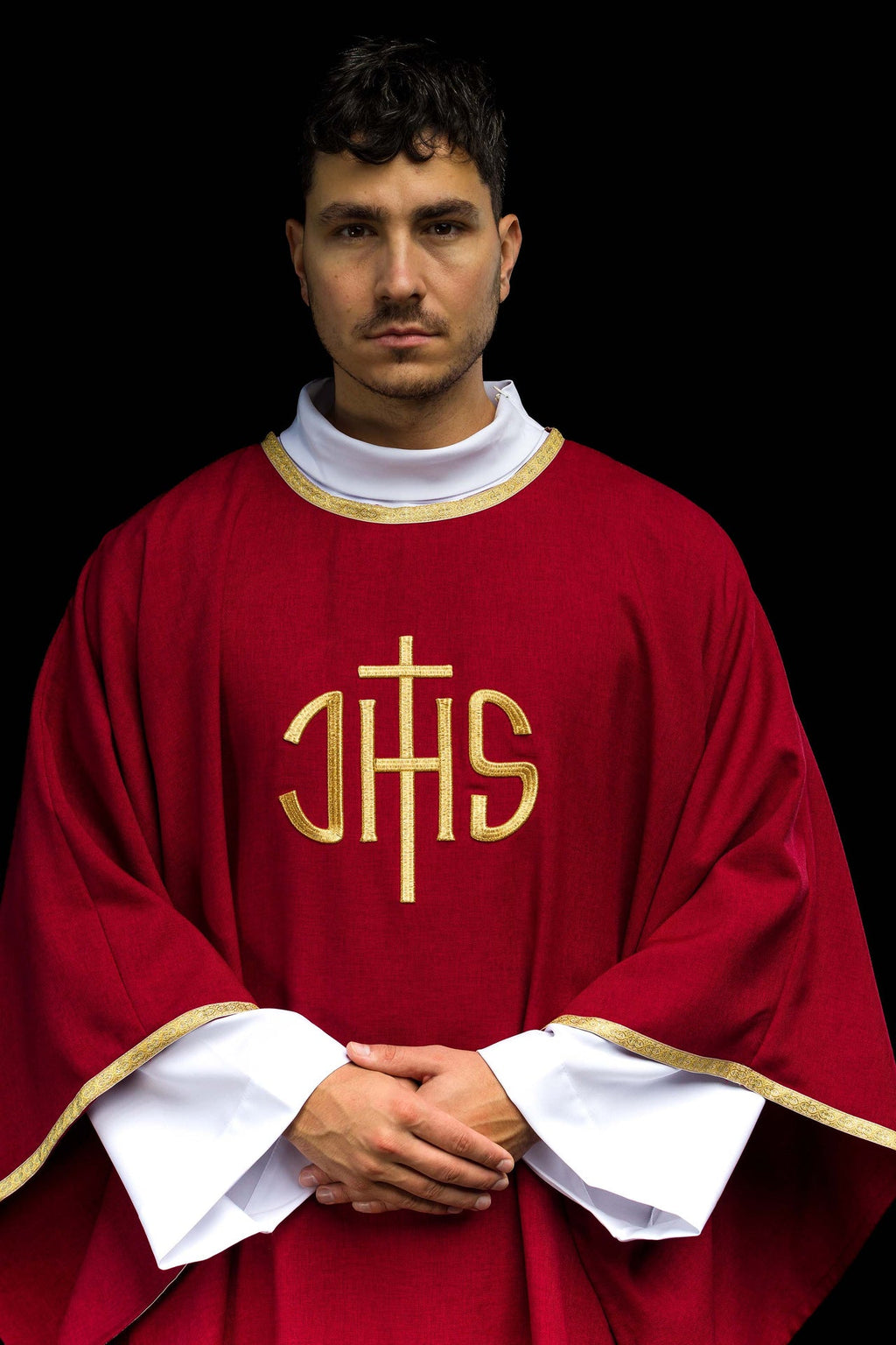 Chasuble liturgique rouge avec broderie dorée IHS
