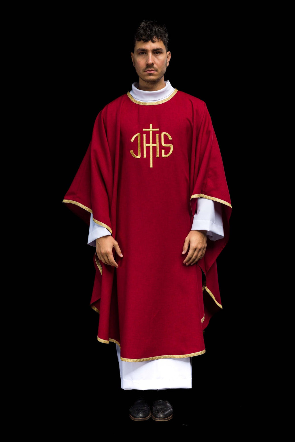 Chasuble liturgique rouge avec broderie dorée IHS