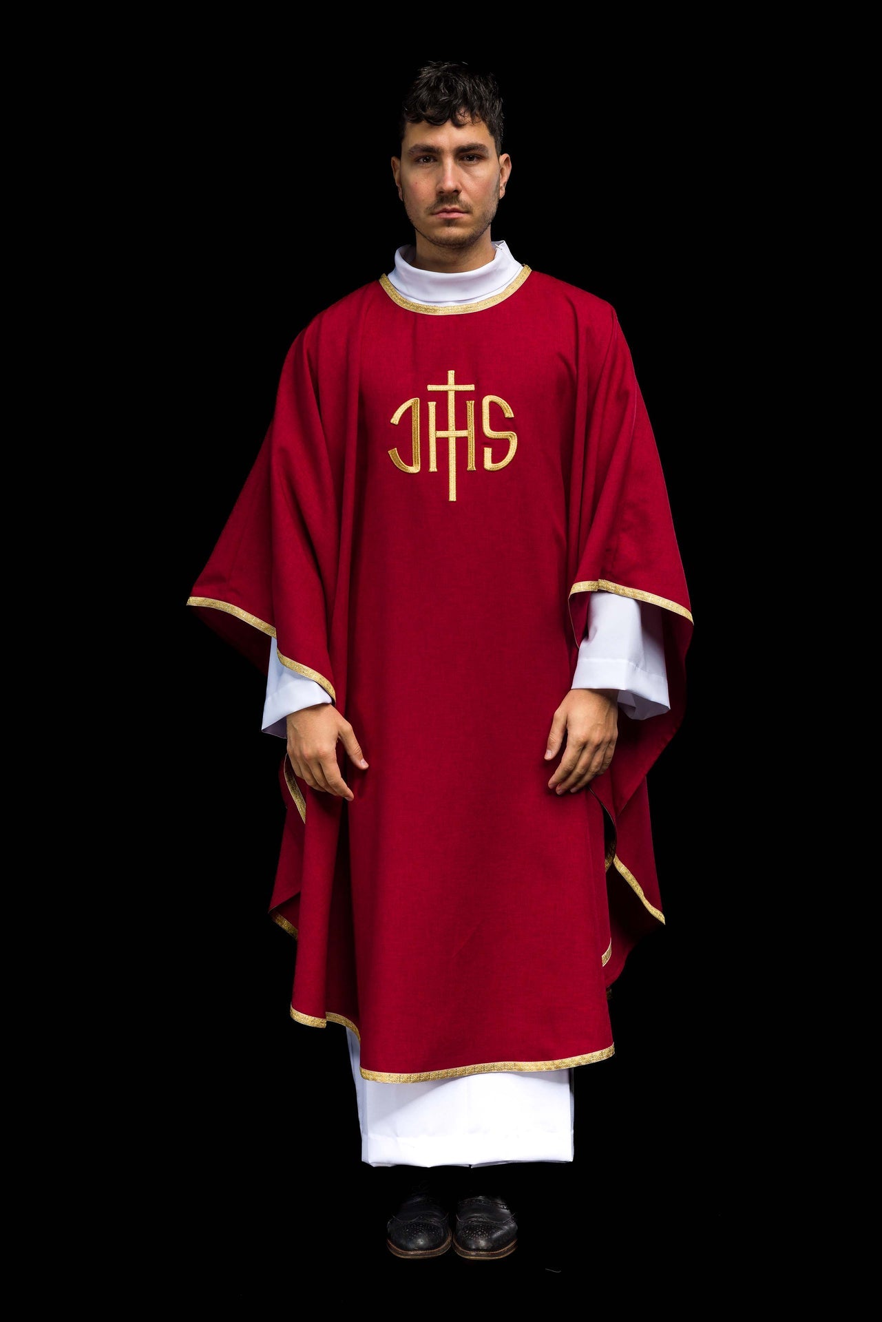 Chasuble liturgique rouge avec broderie dorée IHS