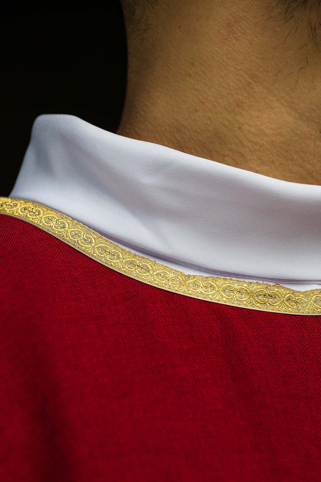 Chasuble liturgique rouge avec broderie dorée IHS