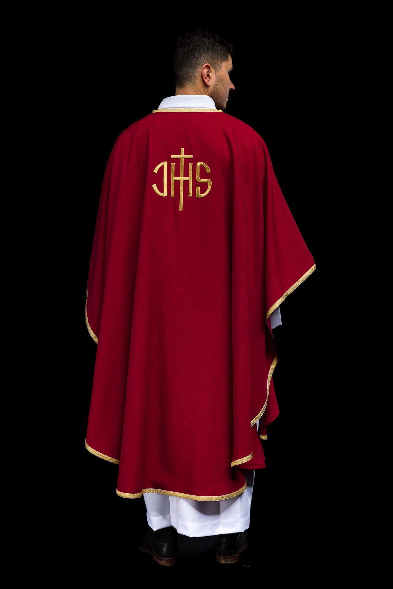 Chasuble liturgique rouge avec broderie dorée IHS