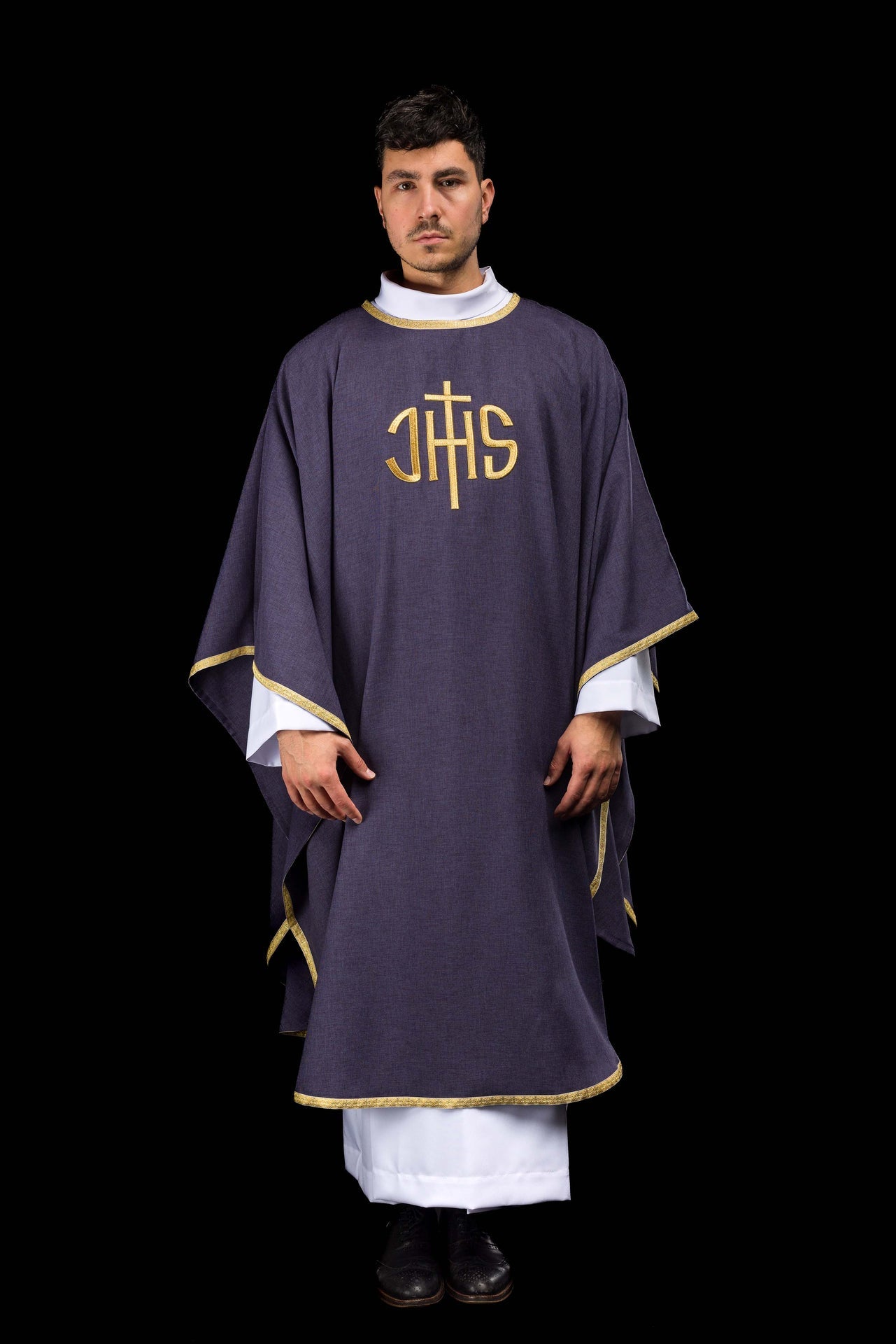 Chasuble liturgique violette avec broderie dorée IHS