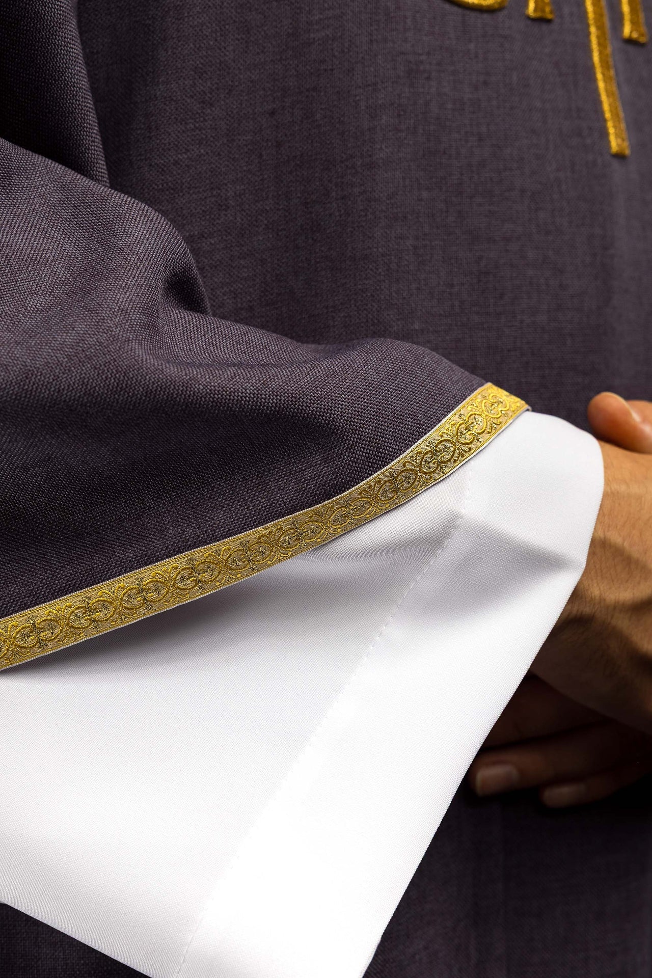 Chasuble liturgique violette avec broderie dorée IHS