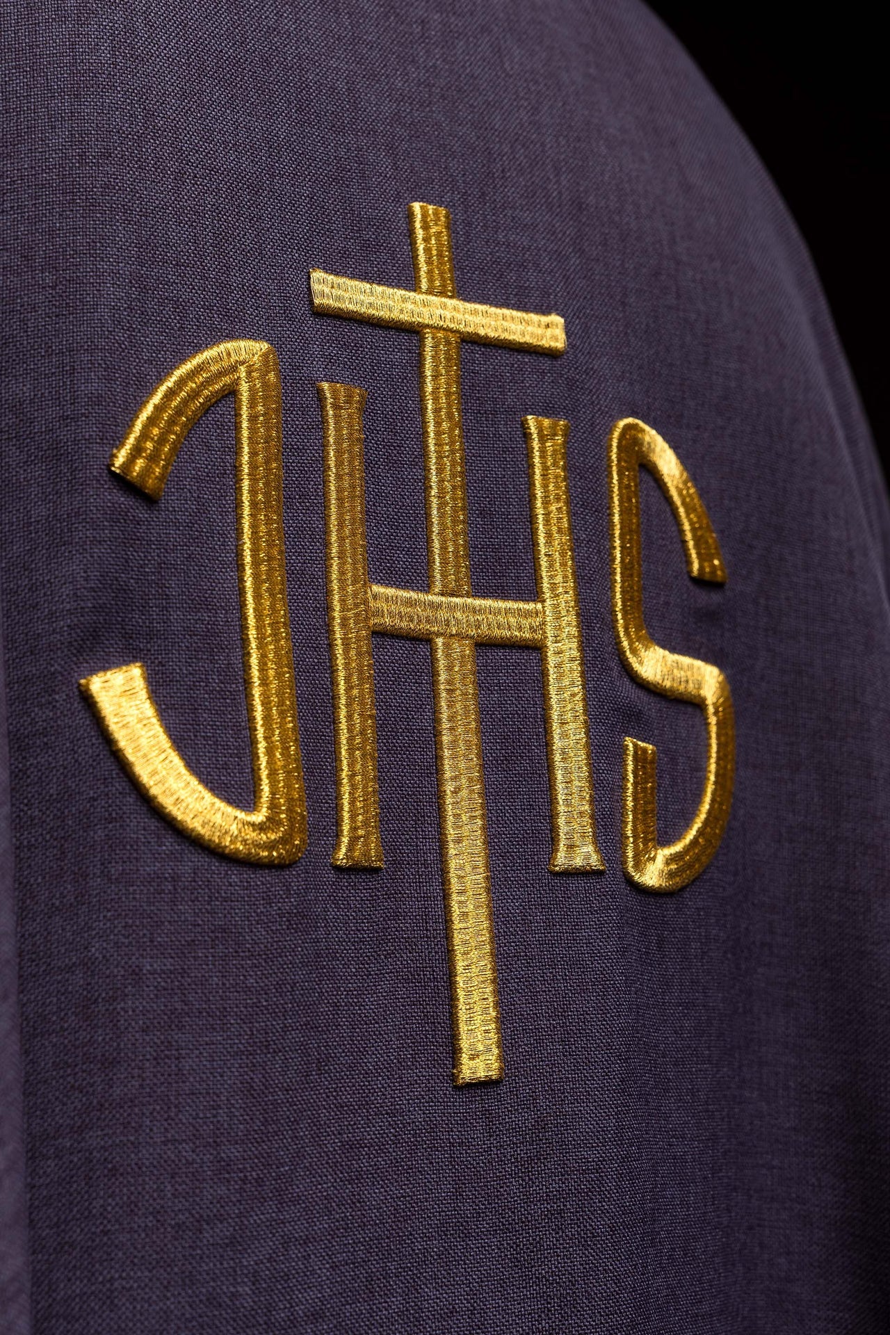 Chasuble liturgique violette avec broderie dorée IHS