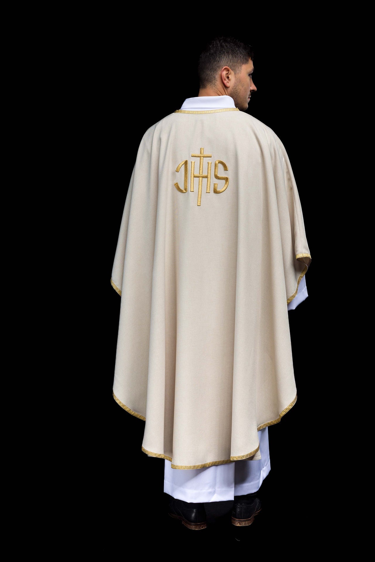 Chasuble liturgique écrue avec broderie dorée IHS