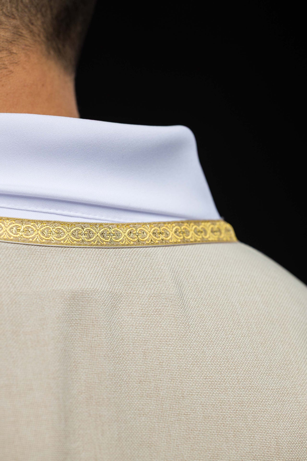 Chasuble liturgique écrue avec broderie dorée IHS