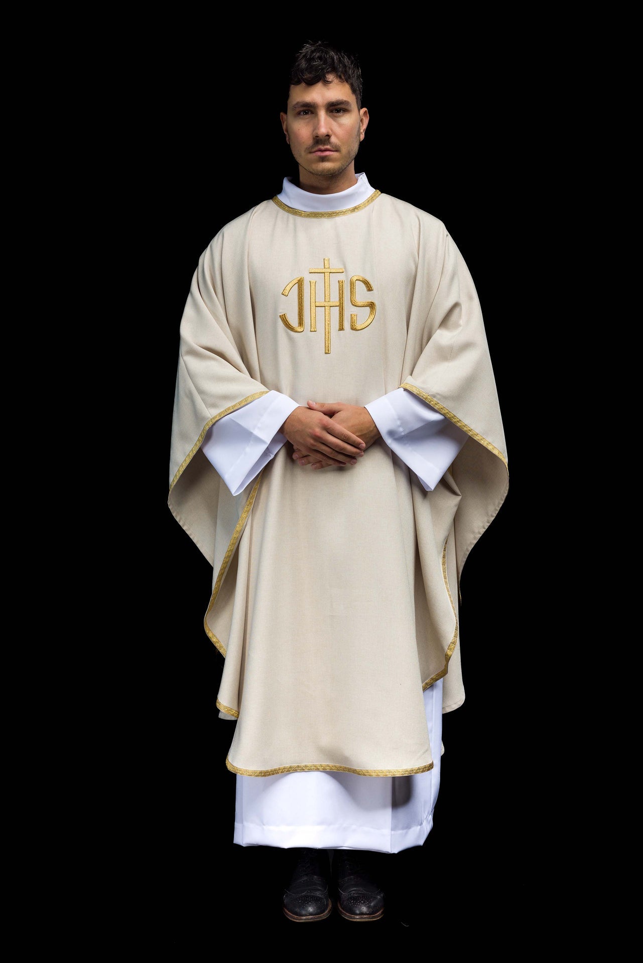 Chasuble liturgique écrue avec broderie dorée IHS