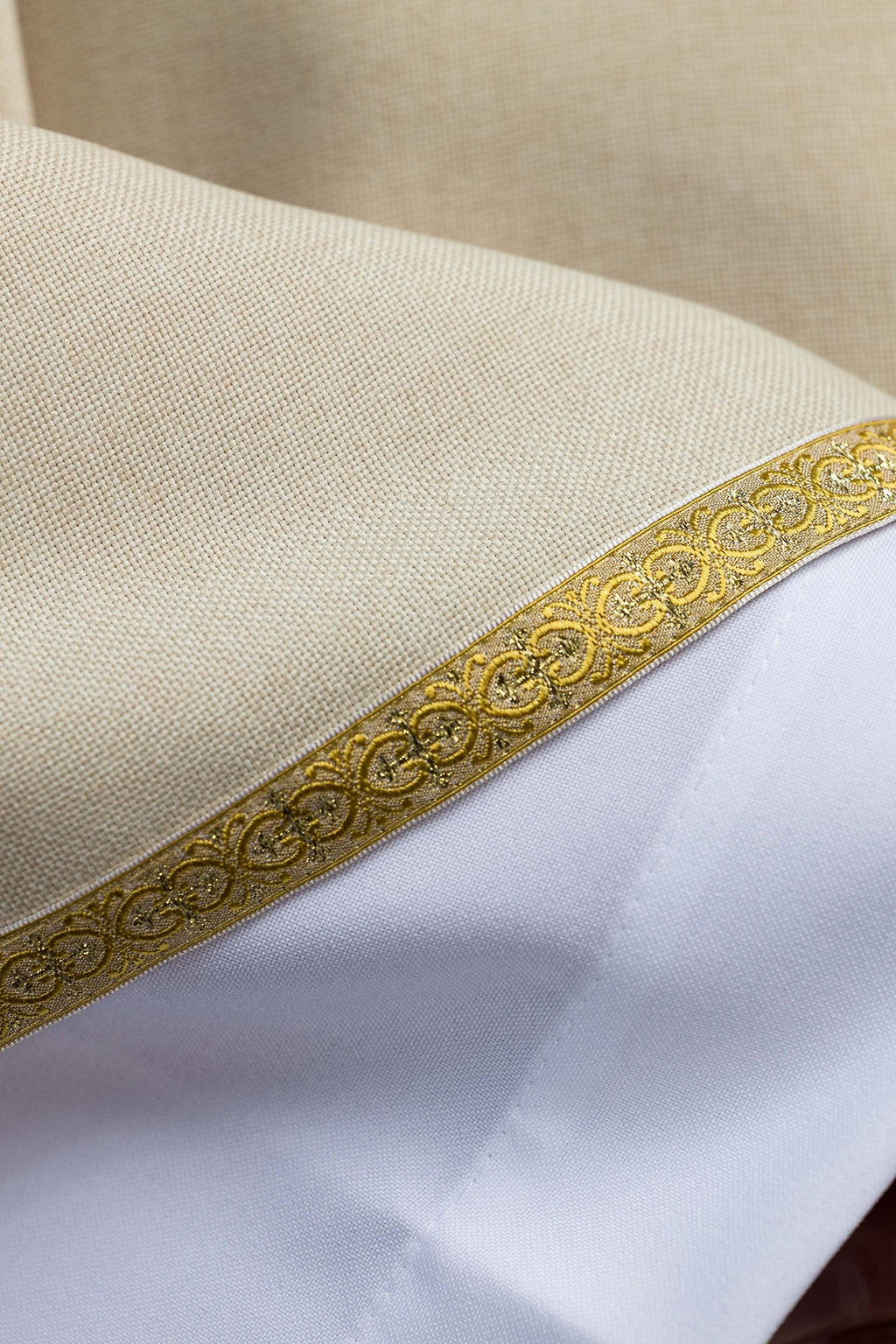 Chasuble liturgique écrue avec broderie dorée IHS