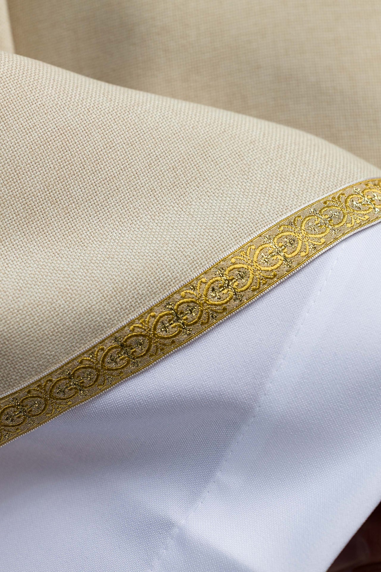 Chasuble liturgique écrue avec broderie dorée IHS