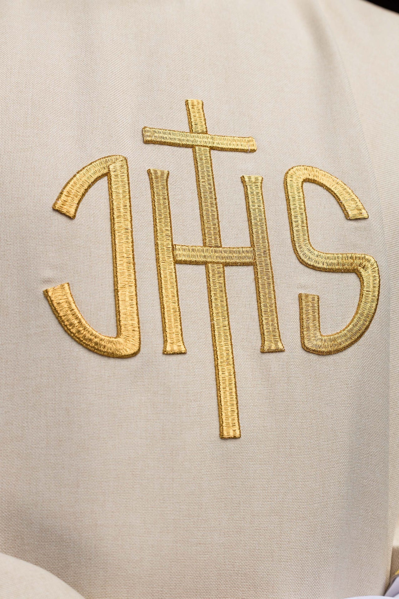 Chasuble liturgique écrue avec broderie dorée IHS