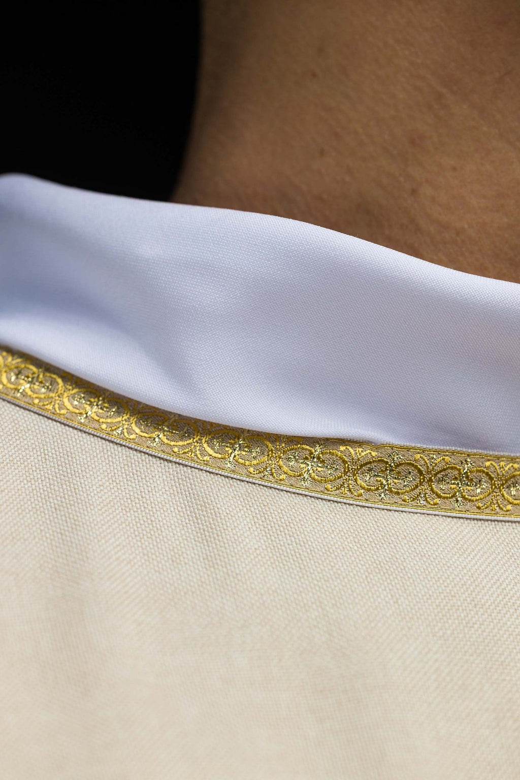 Chasuble liturgique écrue avec broderie dorée IHS