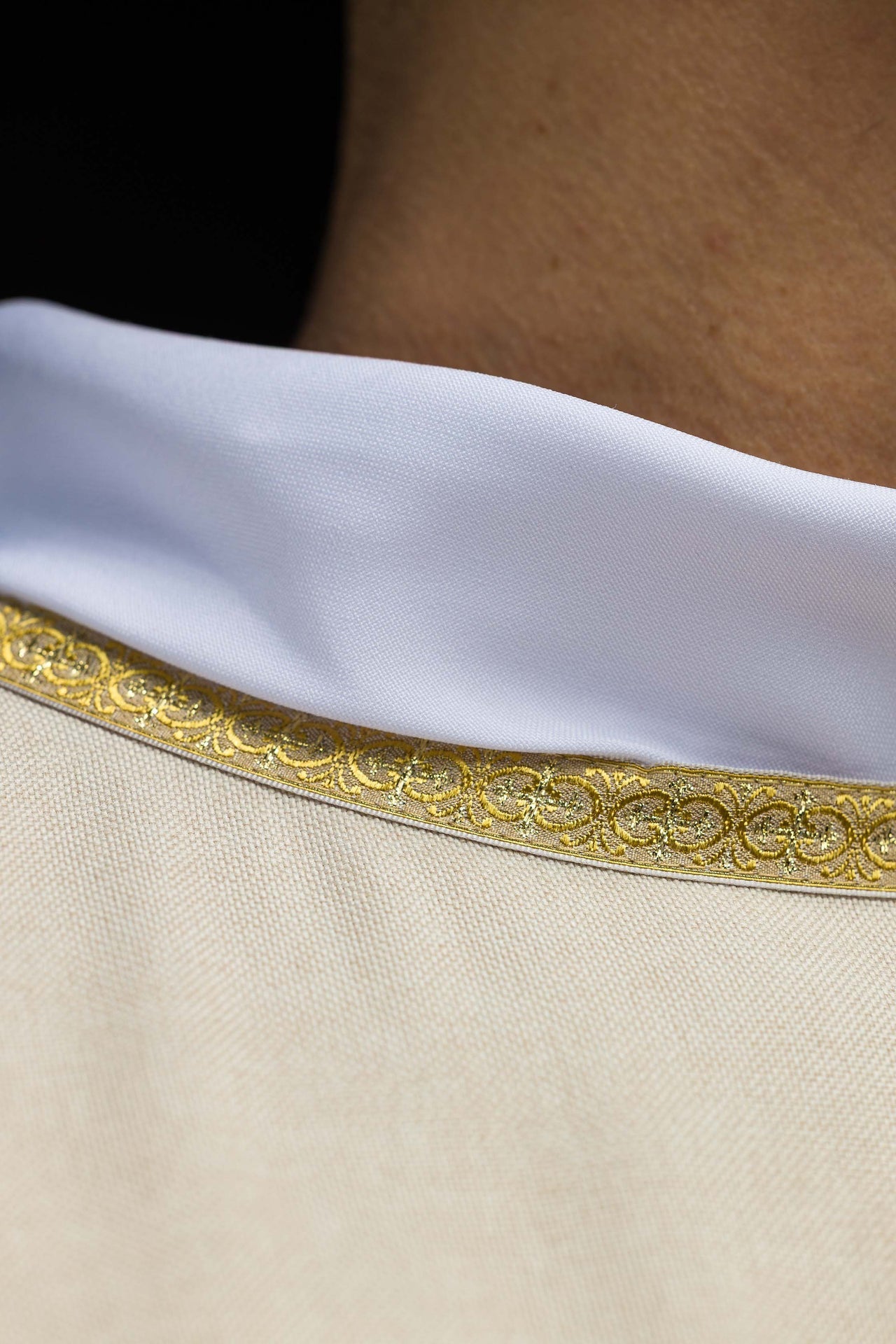 Chasuble liturgique écrue avec broderie dorée IHS
