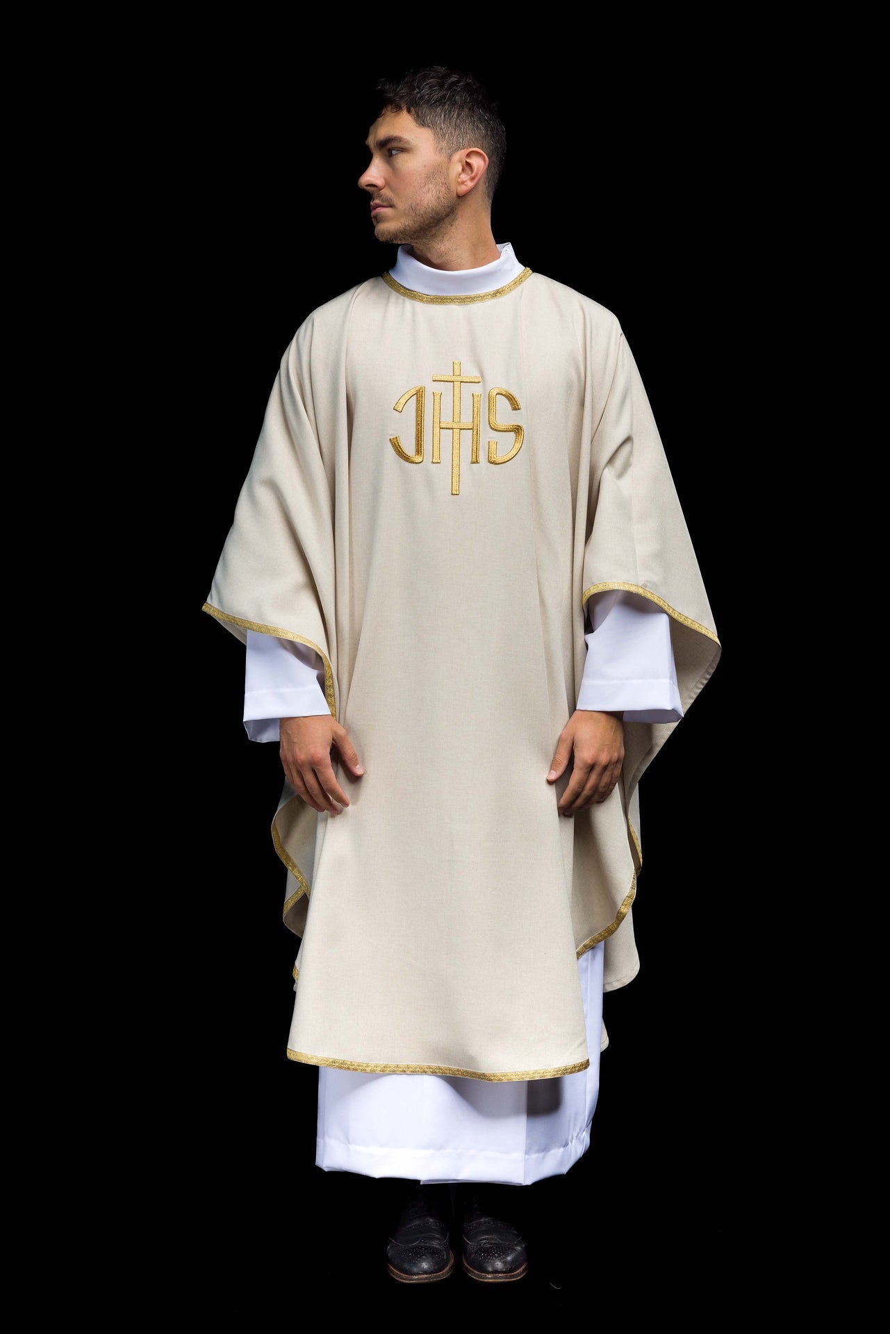 Chasuble liturgique écrue avec broderie dorée IHS