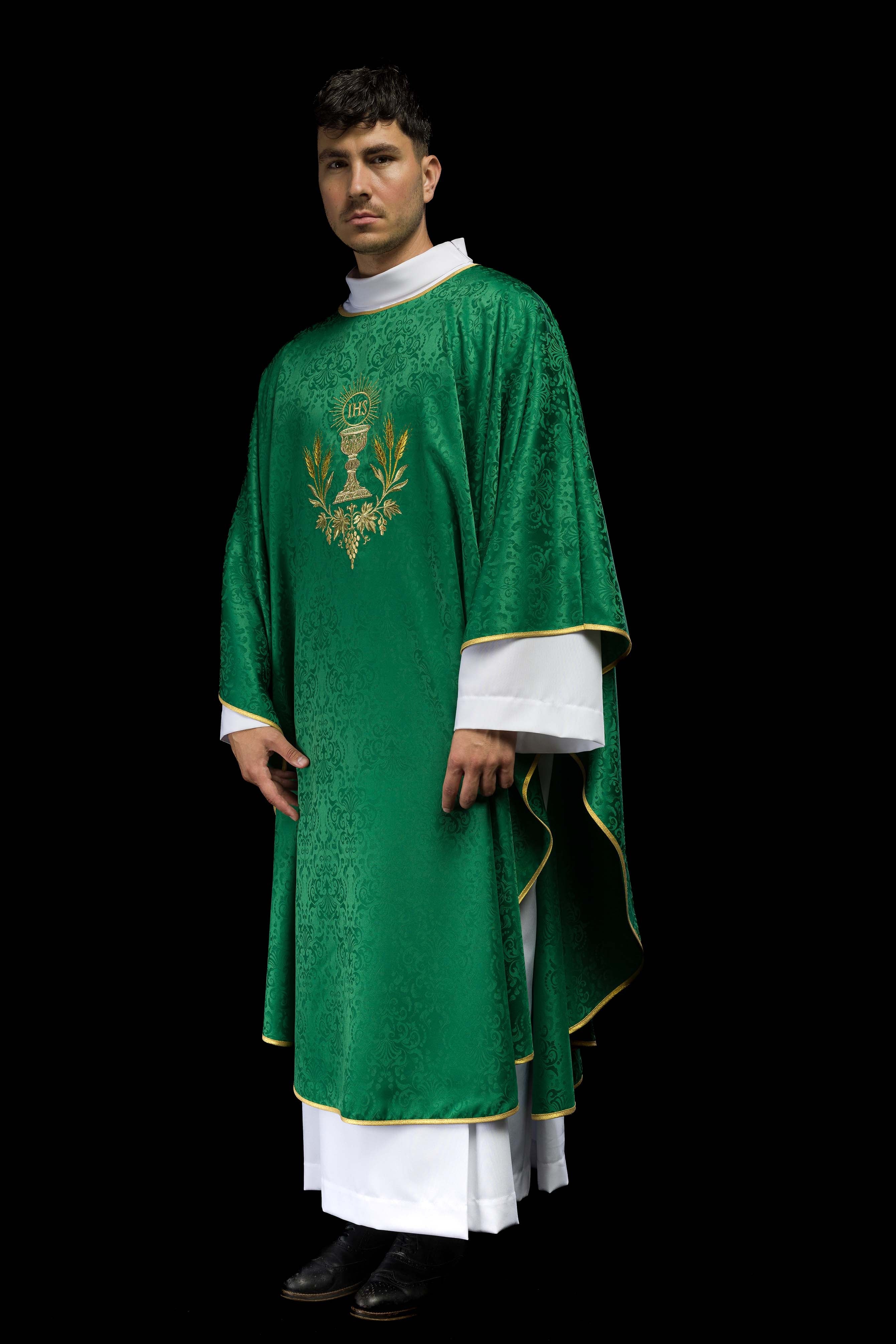 Chasuble liturgique verte avec broderie du calice et de l’hostie sur tissu jacquard