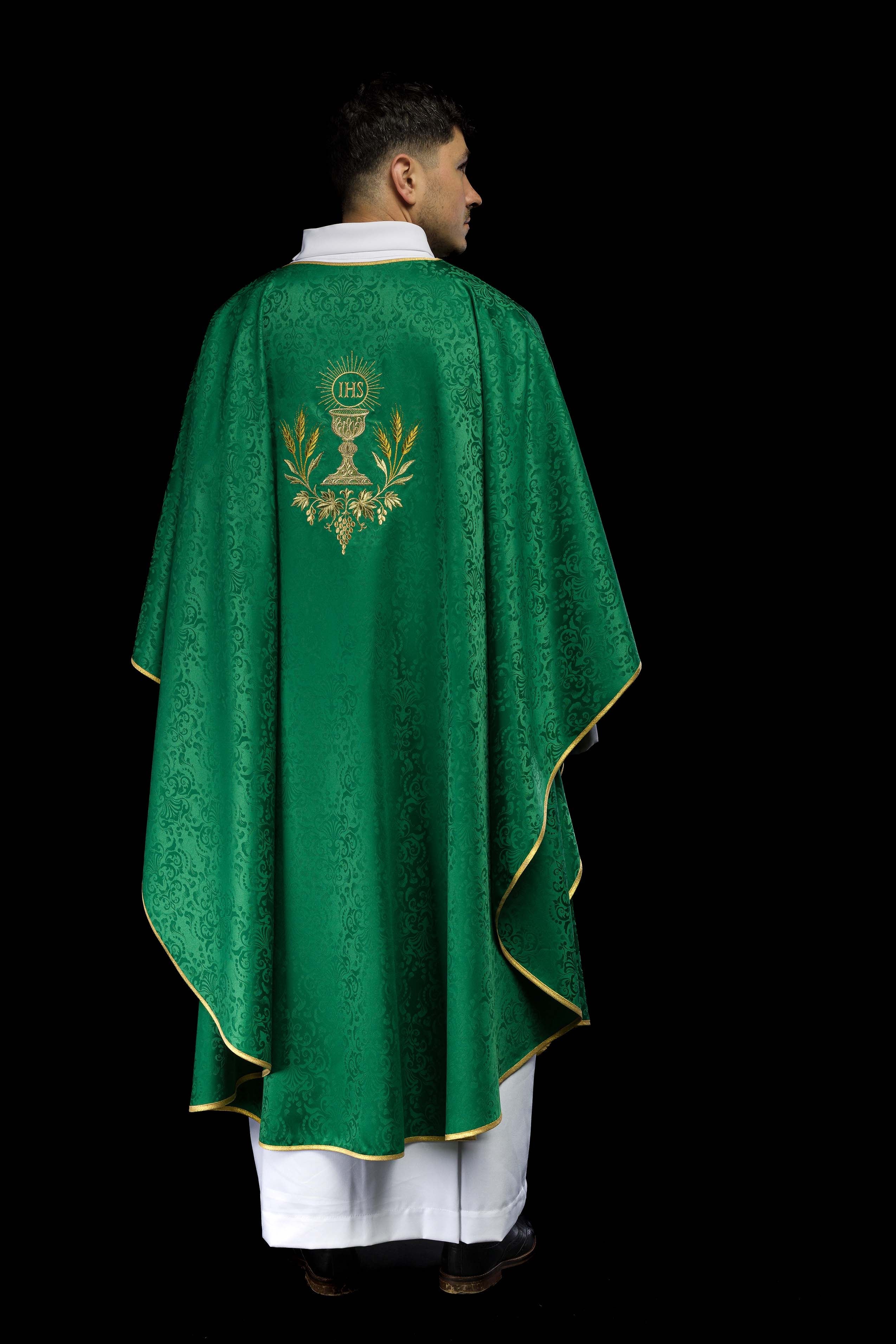 Chasuble liturgique verte avec broderie du calice et de l’hostie sur tissu jacquard