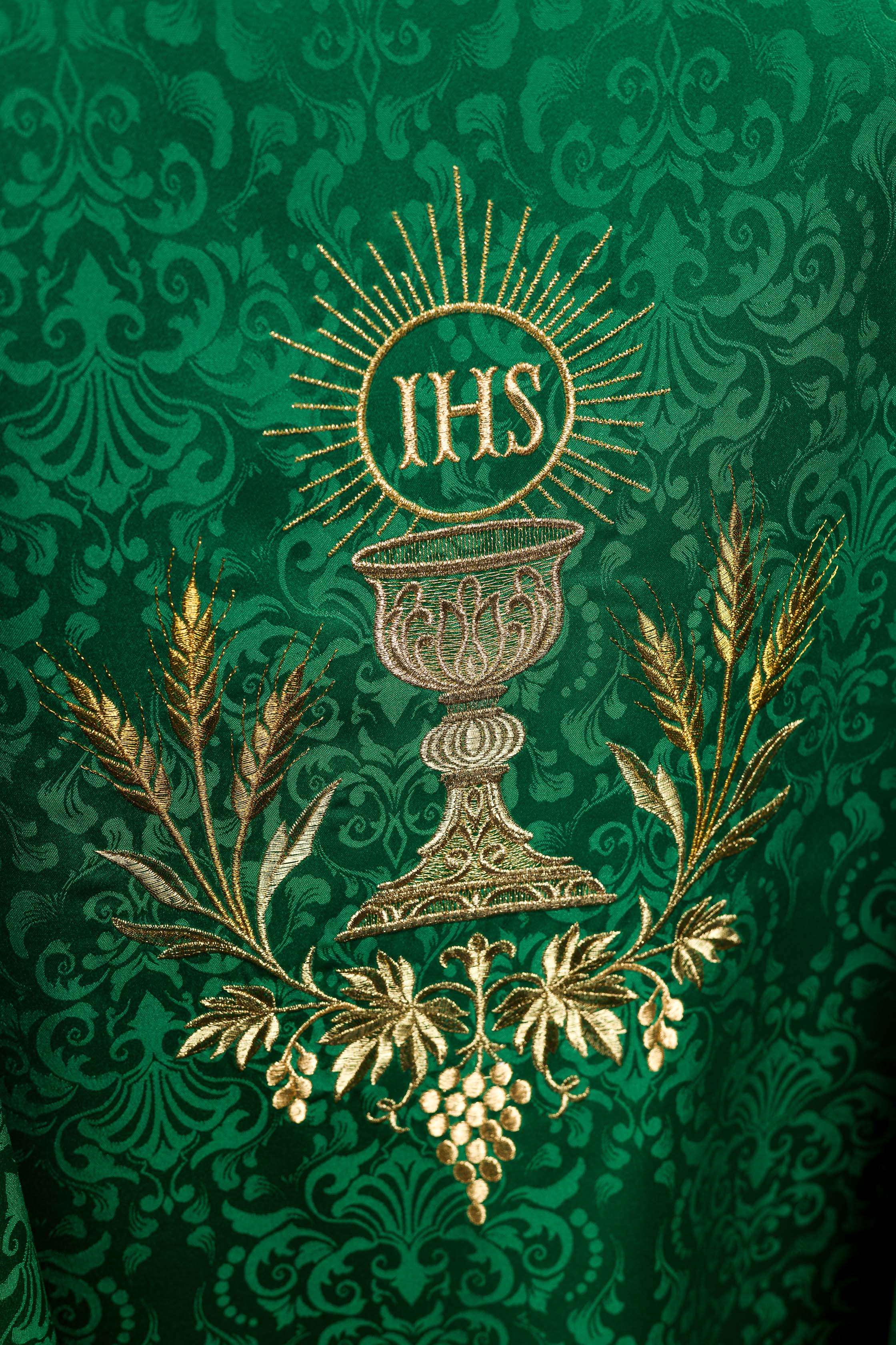 Chasuble liturgique verte avec broderie du calice et de l’hostie sur tissu jacquard