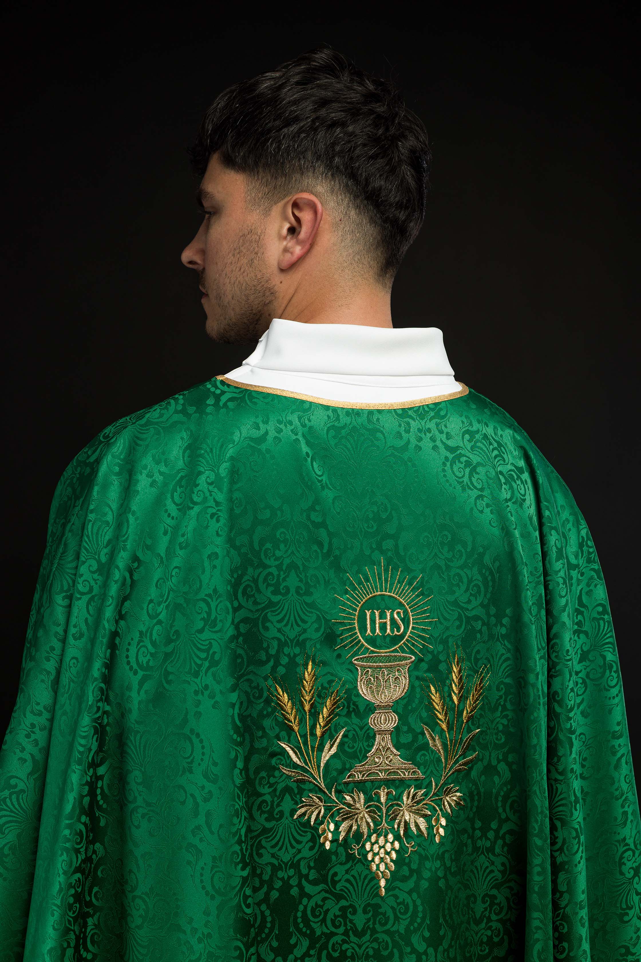 Chasuble liturgique verte avec broderie du calice et de l’hostie sur tissu jacquard