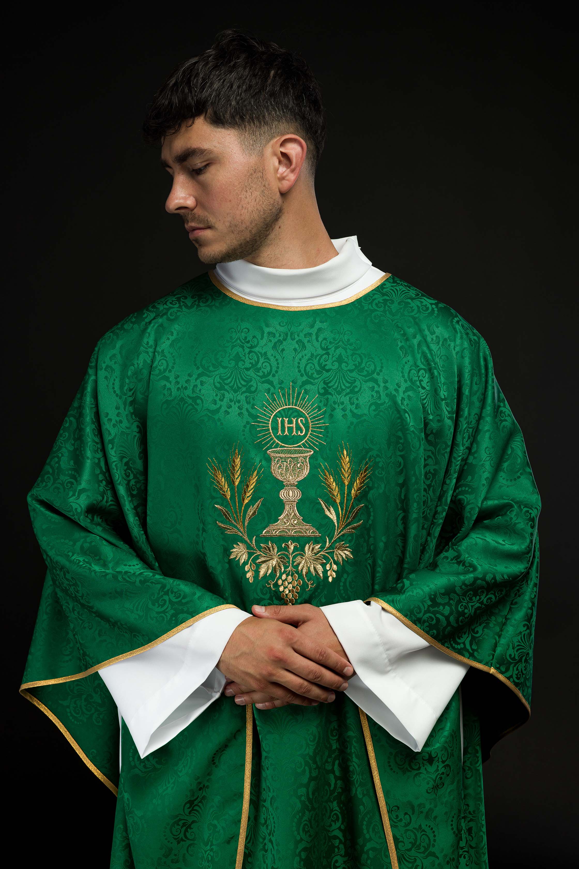 Chasuble liturgique verte avec broderie du calice et de l’hostie sur tissu jacquard