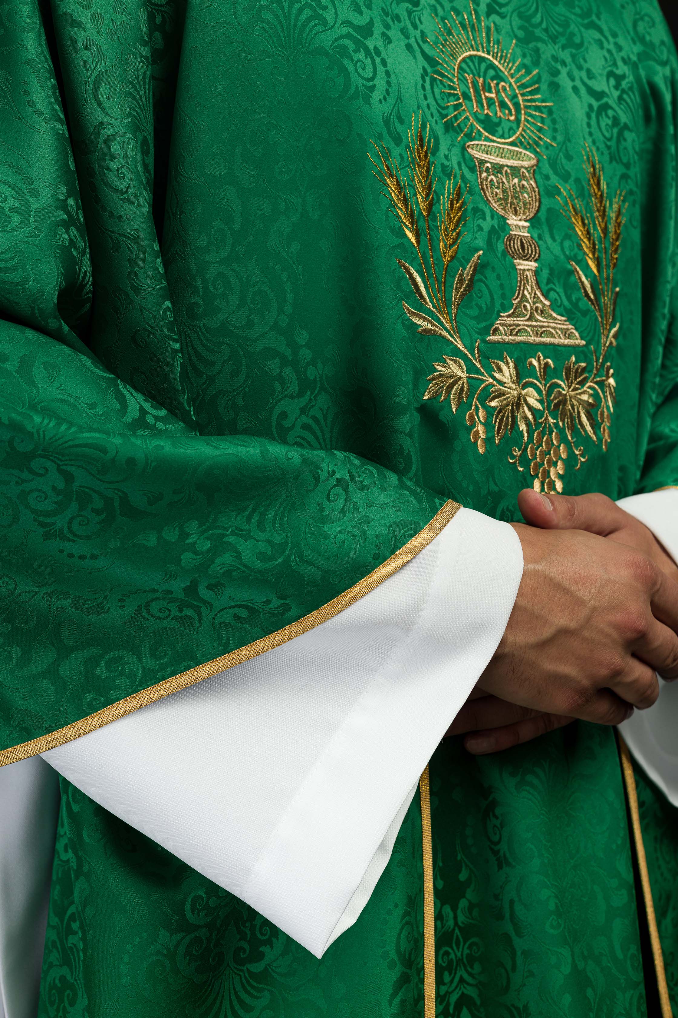 Chasuble liturgique verte avec broderie du calice et de l’hostie sur tissu jacquard