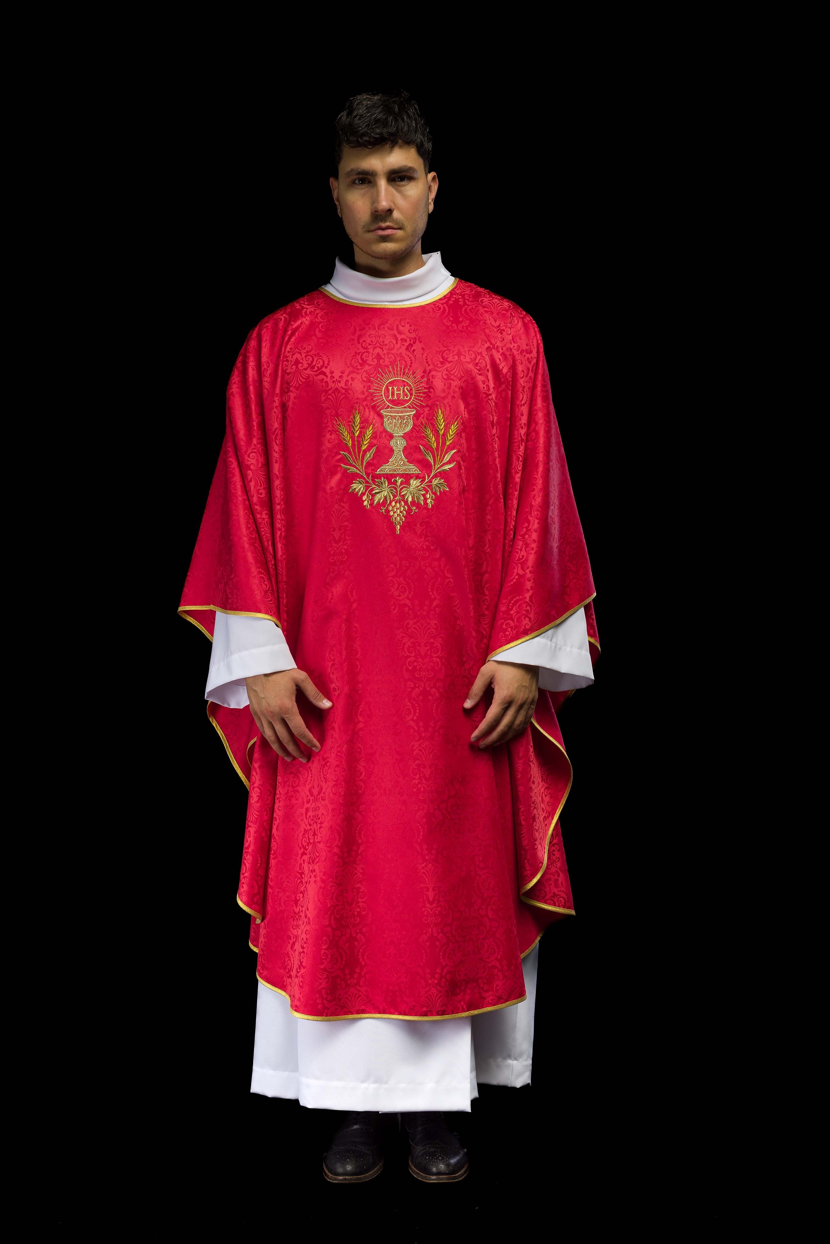 Chasuble liturgique rouge avec broderie du calice et de l’hostie sur tissu jacquard