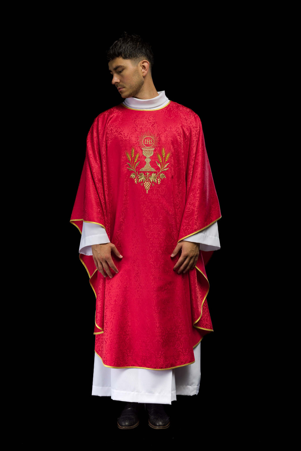 Chasuble liturgique rouge avec broderie du calice et de l’hostie sur tissu jacquard