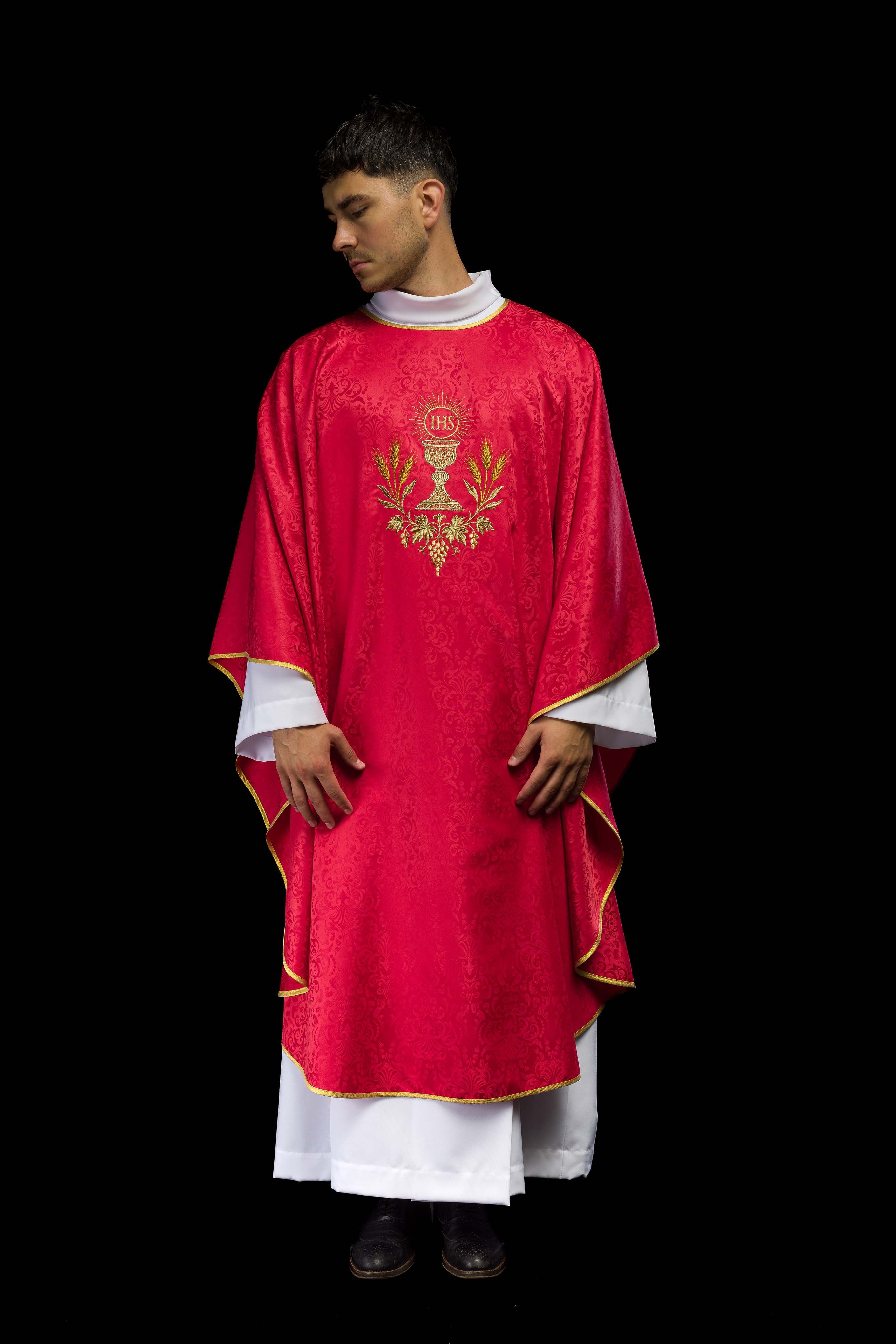 Chasuble liturgique rouge avec broderie du calice et de l’hostie sur tissu jacquard